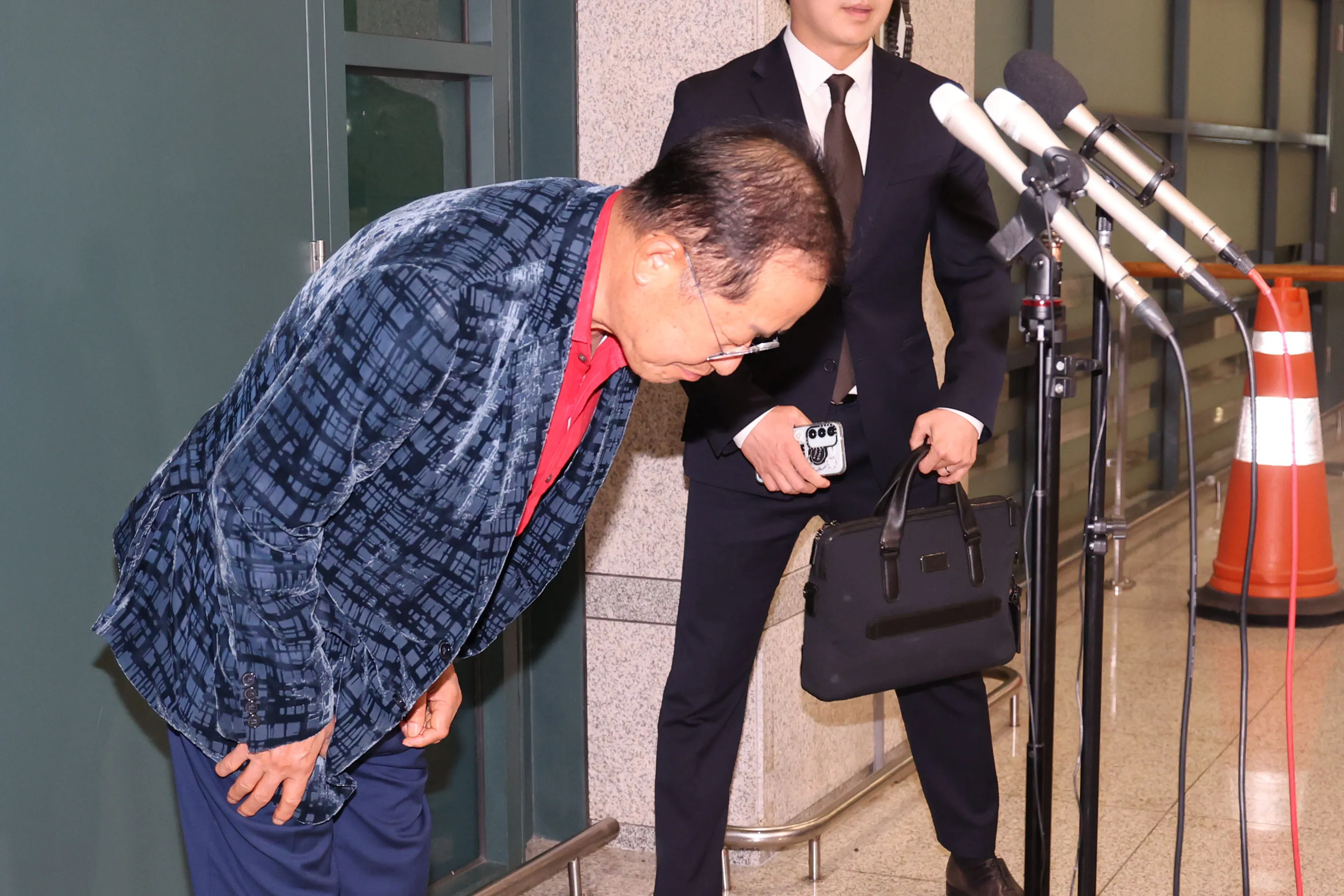 귀국해서 인사하는 홍준표  국민의힘 대선 후보 경선에서 탈락한 뒤 정계 은퇴를 선언하고 하와이에 체류했던 홍준표 전 대구시장이 17일 인천 중구 인천국제공항 제1터미널을 통해 귀국한 뒤 인사하고 있다. 2025.06.17. 뉴시스