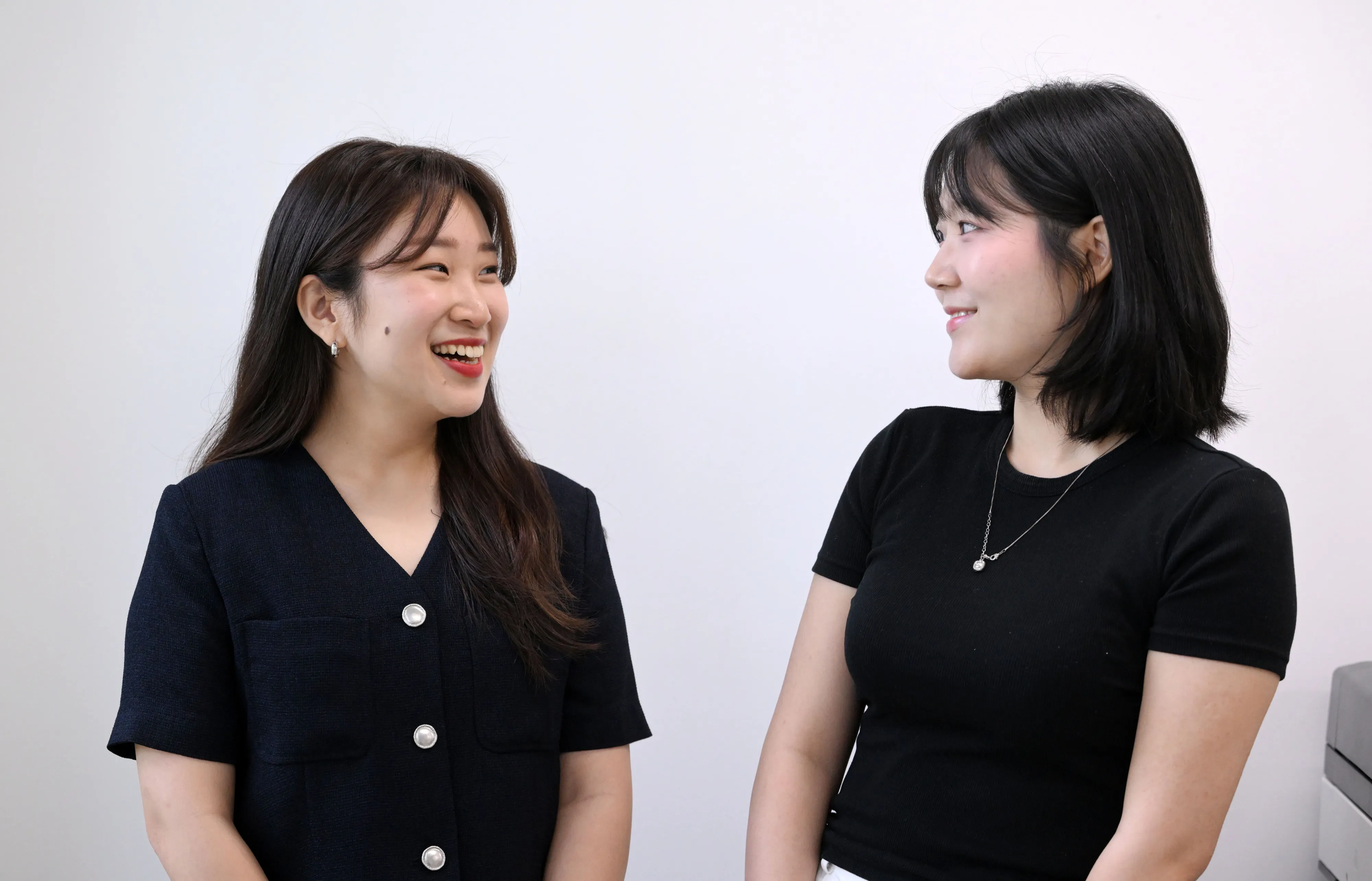 숙명여대 서울형 한국어 예비학교에서 담임 교사를 맡고 있는 이혜윤(왼쪽)·배은솔 교사가 인터뷰 중 의견을 나누고 있다. 도준석 전문기자