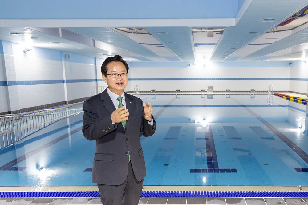 최호권 영등포구청장이 최근 준공한 복합문화공간 신길책마루문화센터를 방문해 수영장을 둘러보고 있는 모습. 
영등포구 제공