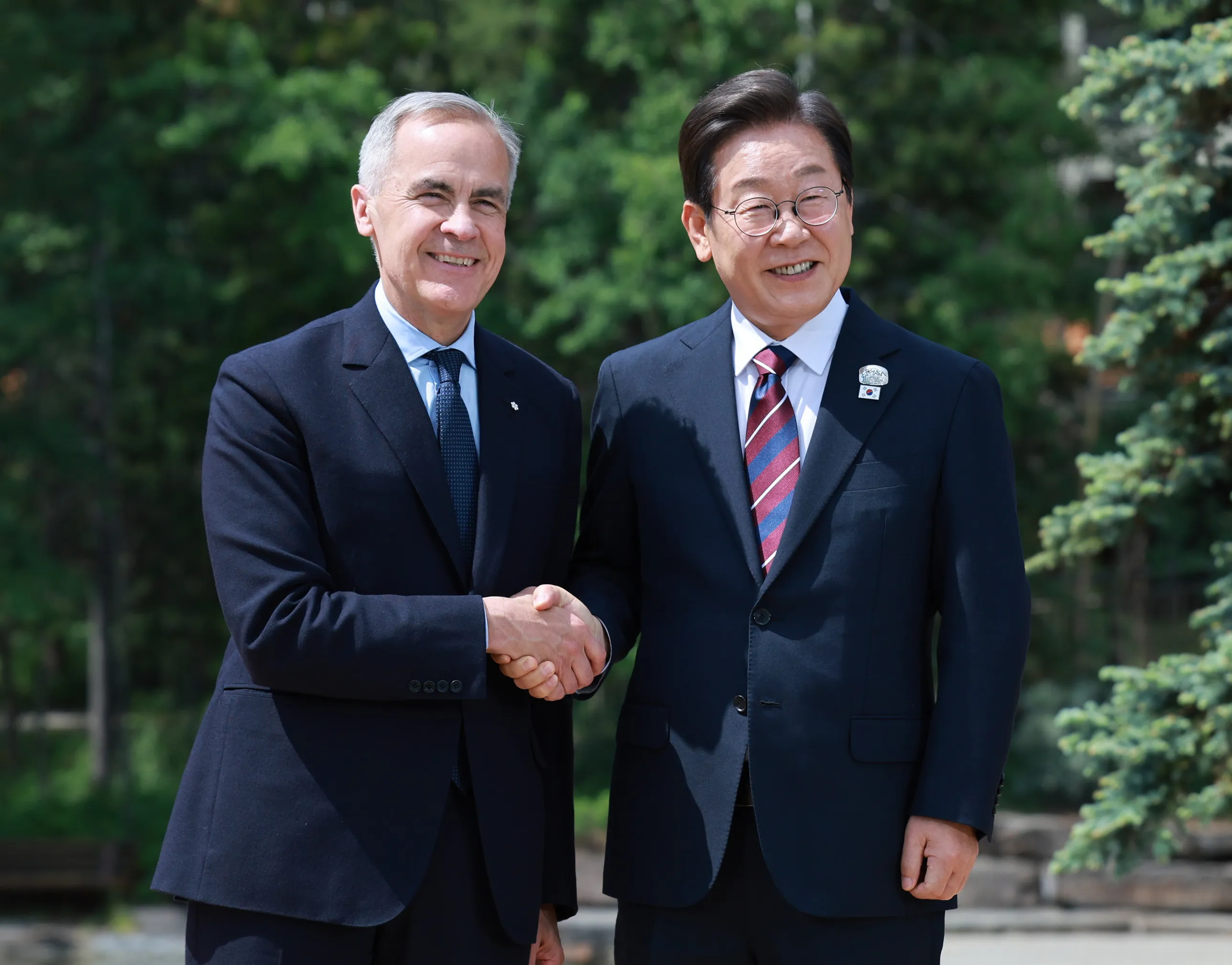 이재명 대통령, G7 환영식 참석  이재명 대통령이 17일(현지시간) 캐나다 앨버타주 캐내내스키스 주요 7개국(G7) 정상회의장에서 열린 초청국 공식 환영식에 도착해 의장국 마크 카니 캐나다 총리와 인사하고 있다. 
연합뉴스