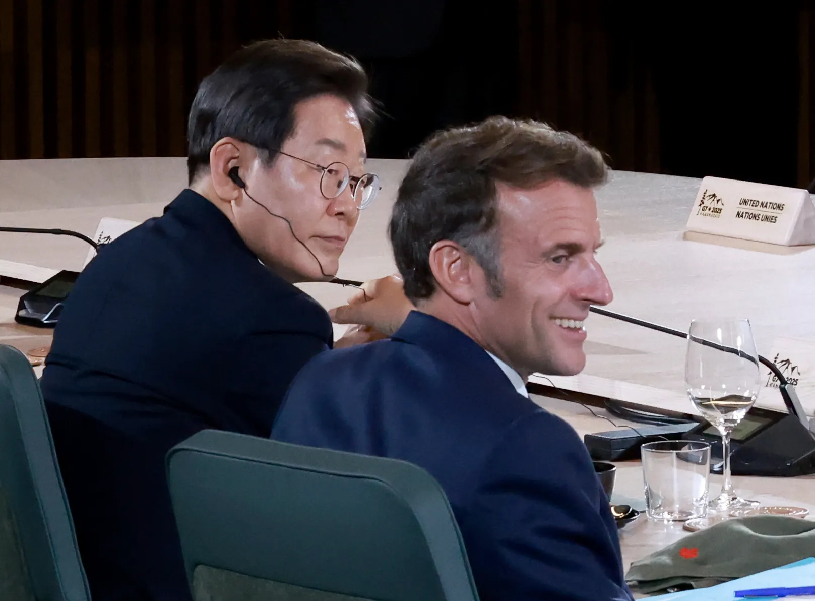 이재명 대통령, G7 확대세션 참석  이재명 대통령이 17일(현지시간) 캐나다 앨버타주 캐내내스키스 주요 7개국(G7) 정상회의장에서 업무 오찬을 겸해 열린 G7 정상회의 확대 세션에 참석해 있다. 오른쪽은 에마뉘엘 마크롱 프랑스 대통령. 
캘거리 연합뉴스