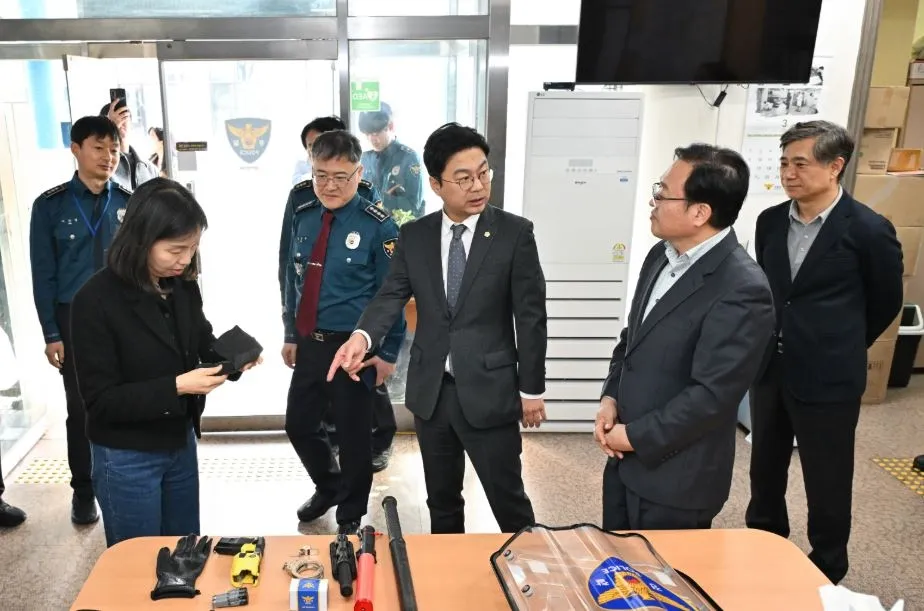 지난 3월 24일 천호지구대 경찰장구 살피고 있는 최호정 의장과 장태용 위원장