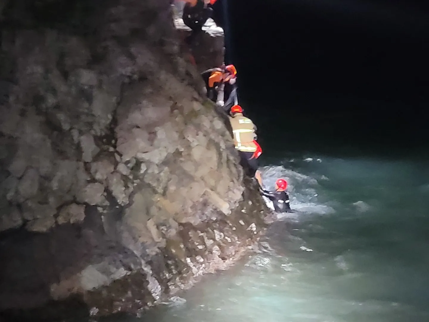 지난 14일 서귀포시 월평포구에서는 해안가를 산책하던 주민이 바다로 실족해 골절상을 입는 사고도 발생했다. 제주도소방안전본부 제공