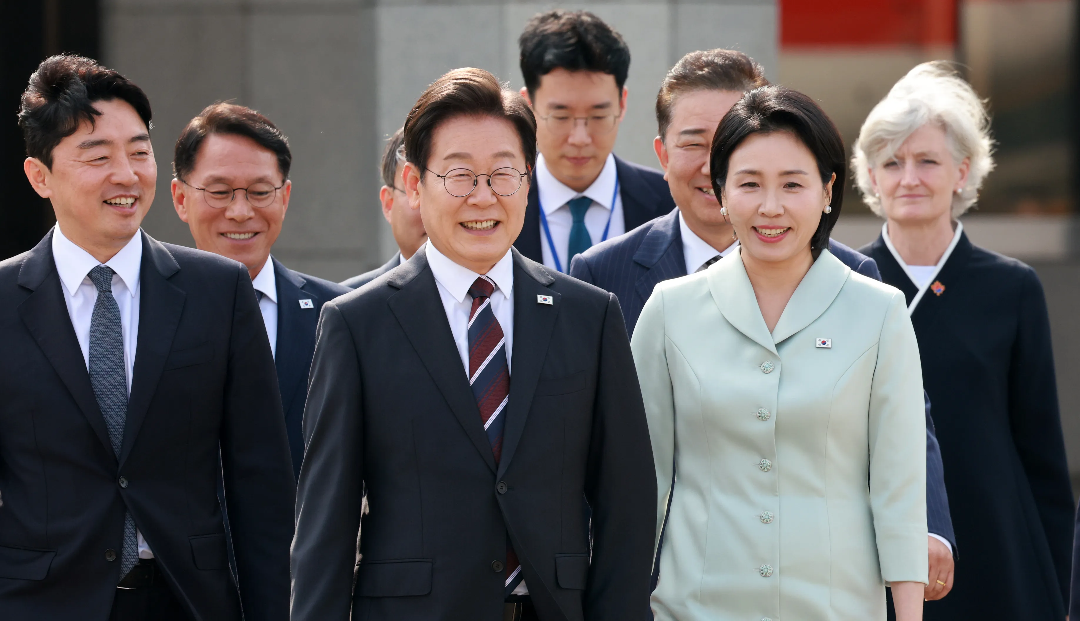 李대통령, G7 정상회의 참석 위해 오늘 출국 첫 해외 방문  이재명 대통령과 김혜경 여사가 캐나다에서 열리는 주요 7개국(G7) 정상회의에 참석하기 위해 16일 경기 성남 서울공항에서 공군 1호기에 탑승하기 위해 이동하고 있다. 왼쪽부터 강훈식 비서실장, 황인권 경호처장,  이 대통령, 김혜경 여사, 타마라 모휘니 주한 캐나다 대사. 2025.06.16. 뉴시스