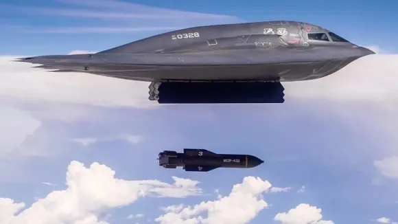 미국의 전략자산인 B-2 스피릿 스텔스 전략폭격기가 초대형 벙커버스터 GBU-57을 투하하고 있다. 미 공군 자료