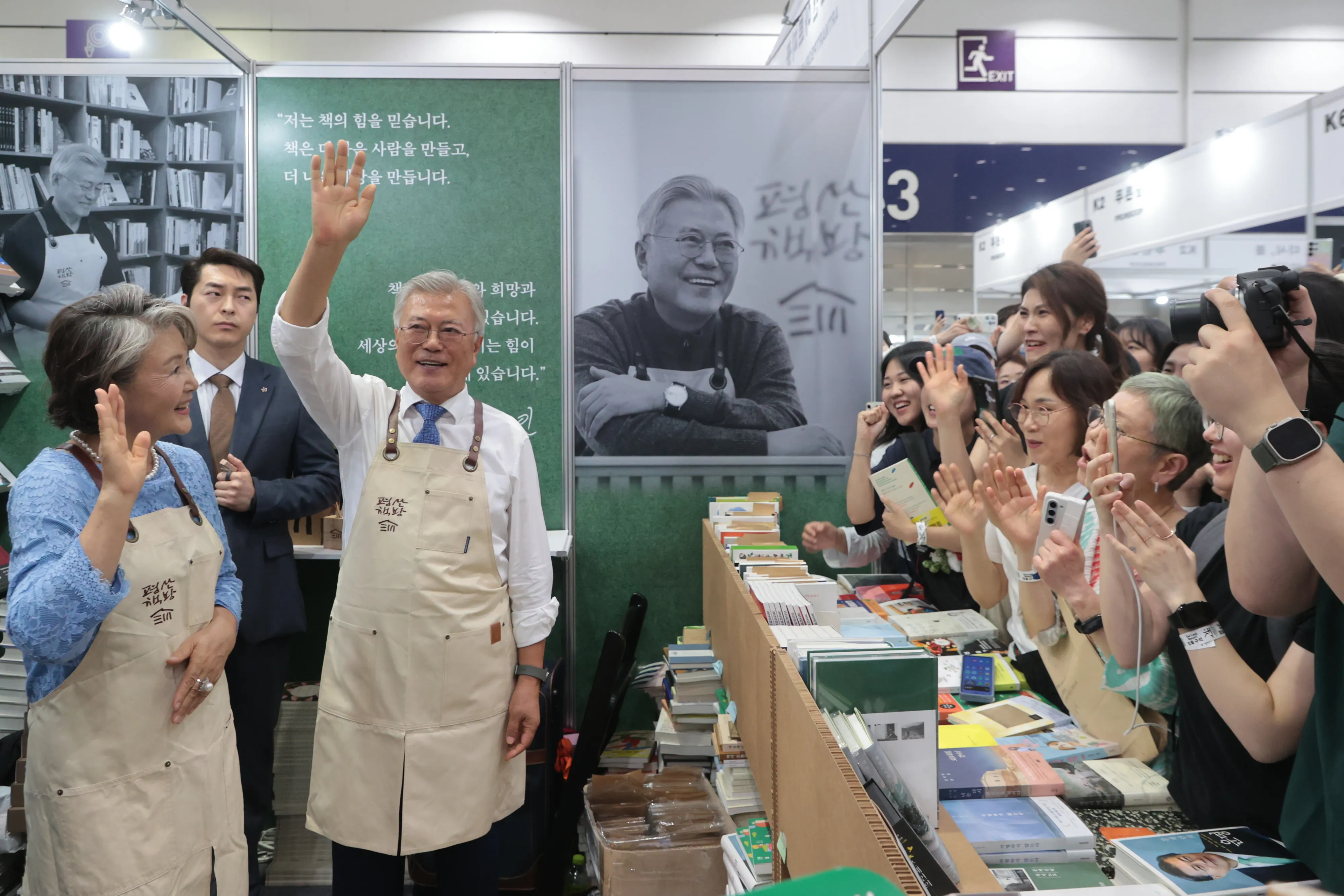 문재인 전 대통령이 자신이 운영하는 평산책방 부스에서 독자들에게 인사하고 있다.
연합뉴스