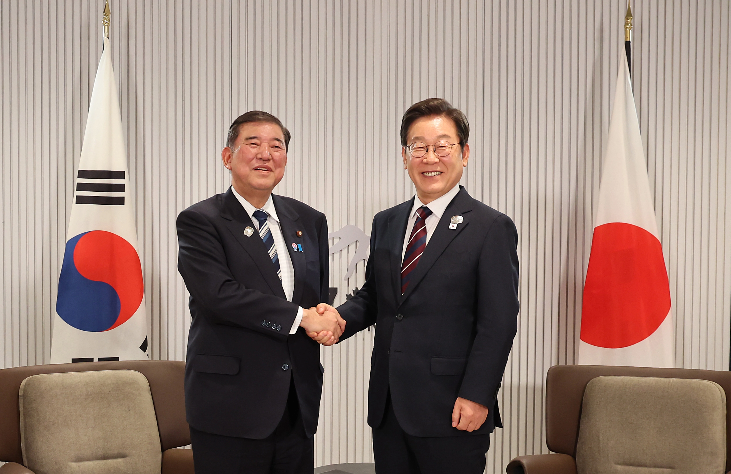 이재명 대통령, 이시바 일본 총리와 한일 정상회담  이재명 대통령이 캐나다 앨버타주 캐내내스키스 주요 7개국(G7) 정상회의장에서 열린 한일 정상회담에서 이시바 시게루 일본 총리와 악수하며 기념촬영을 하고 있다. 2025.6.18 연합뉴스