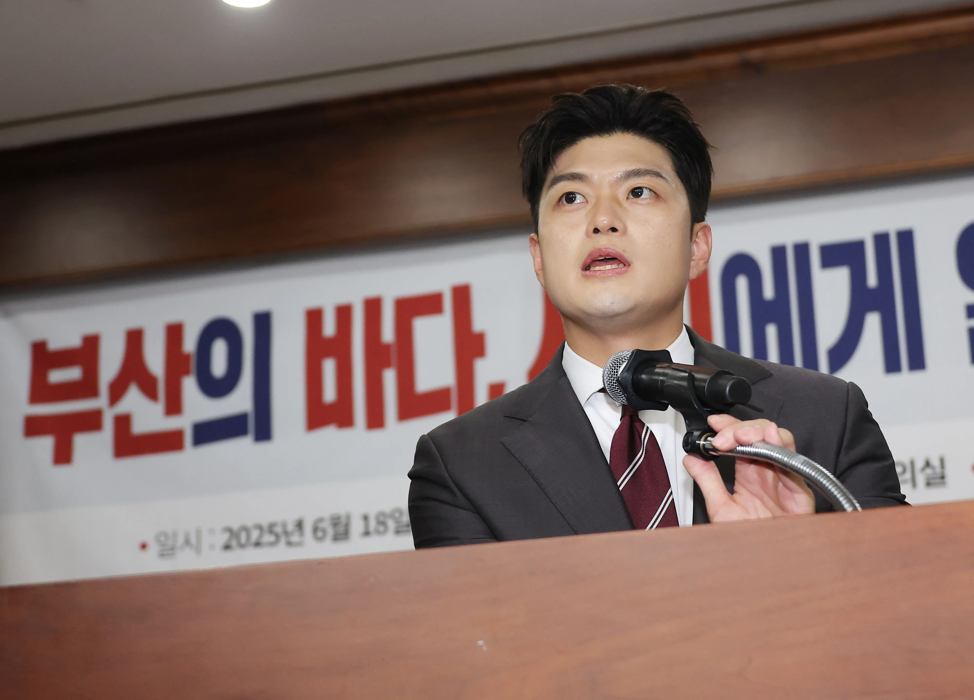 국민의힘 김용태 비상대책위원장이 18일 서울 여의도 국회도서관에서 열린 ‘부산의 바다, 시민에게 열려 있는가?’ 토론회에 참석해 축사를 하고 있다. 연합뉴스