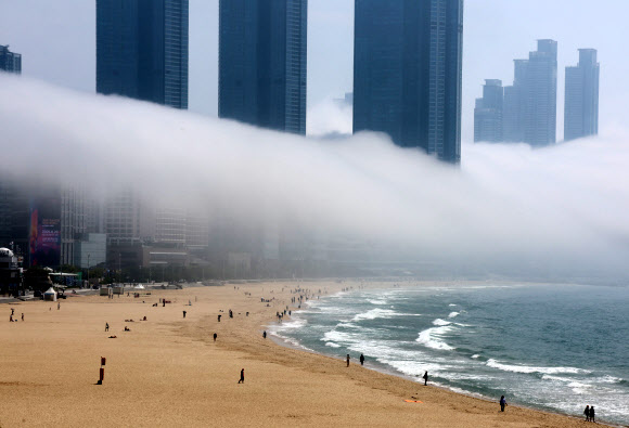 전국에 무더위가 이어진 18일 부산 해운대해수욕장에 해무가 밀려와 장관을 연출하고 있다. 2025.6.18. 연합뉴스