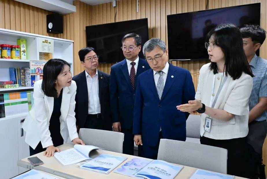 강동송파학습진단성장센터 방문해 관계자로부터 운영 현황 청취 중인 최호정 의장