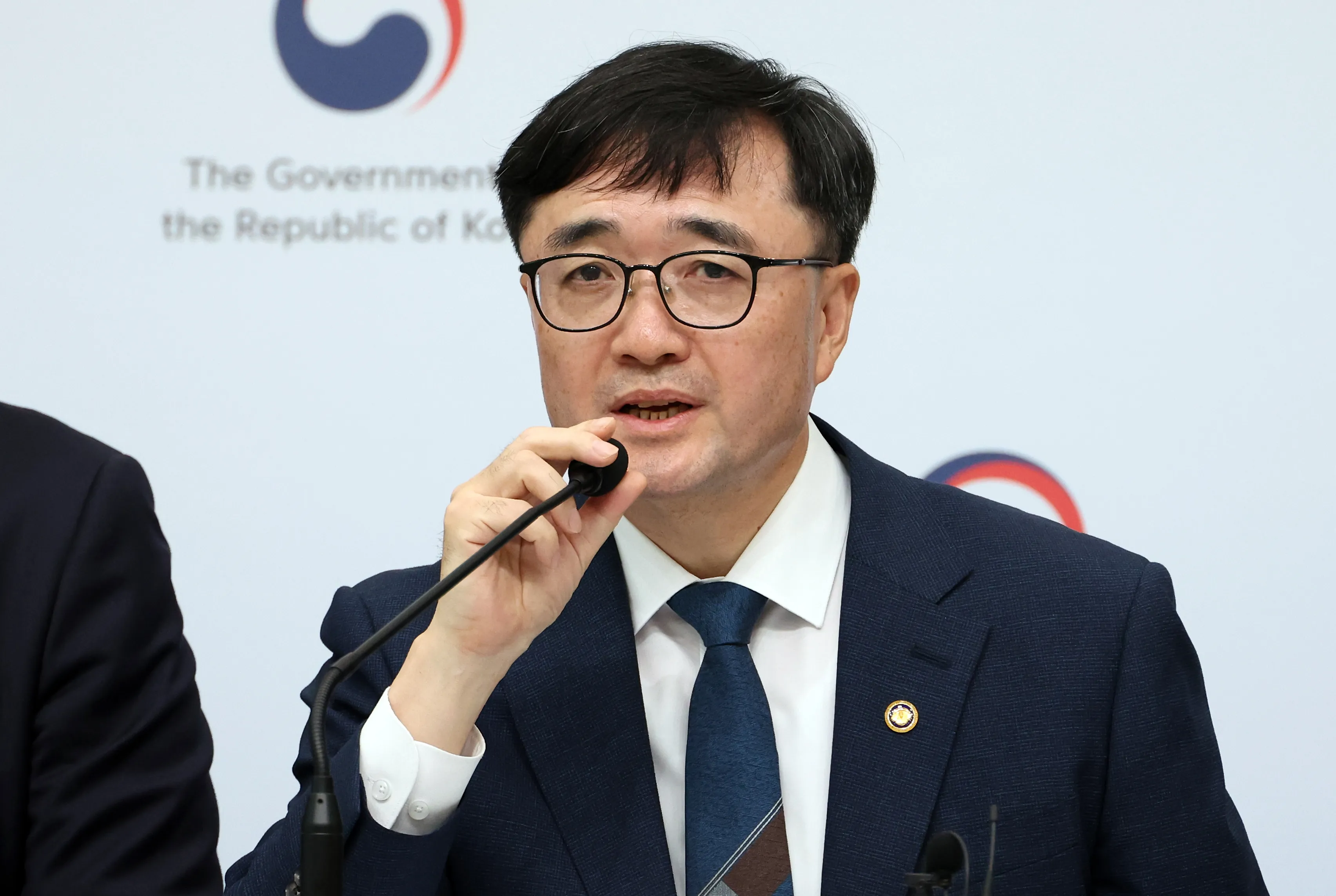 새정부 추경안 설명하는 임기근 기재부 2차관  임기근 기획재정부 2차관이 지난 18일 세종시 정부세종청사에서 총 30.5조원 규모로 편성된 새정부 추가경정예산안을 발표하고 있다. 2025.06.19. 뉴시스