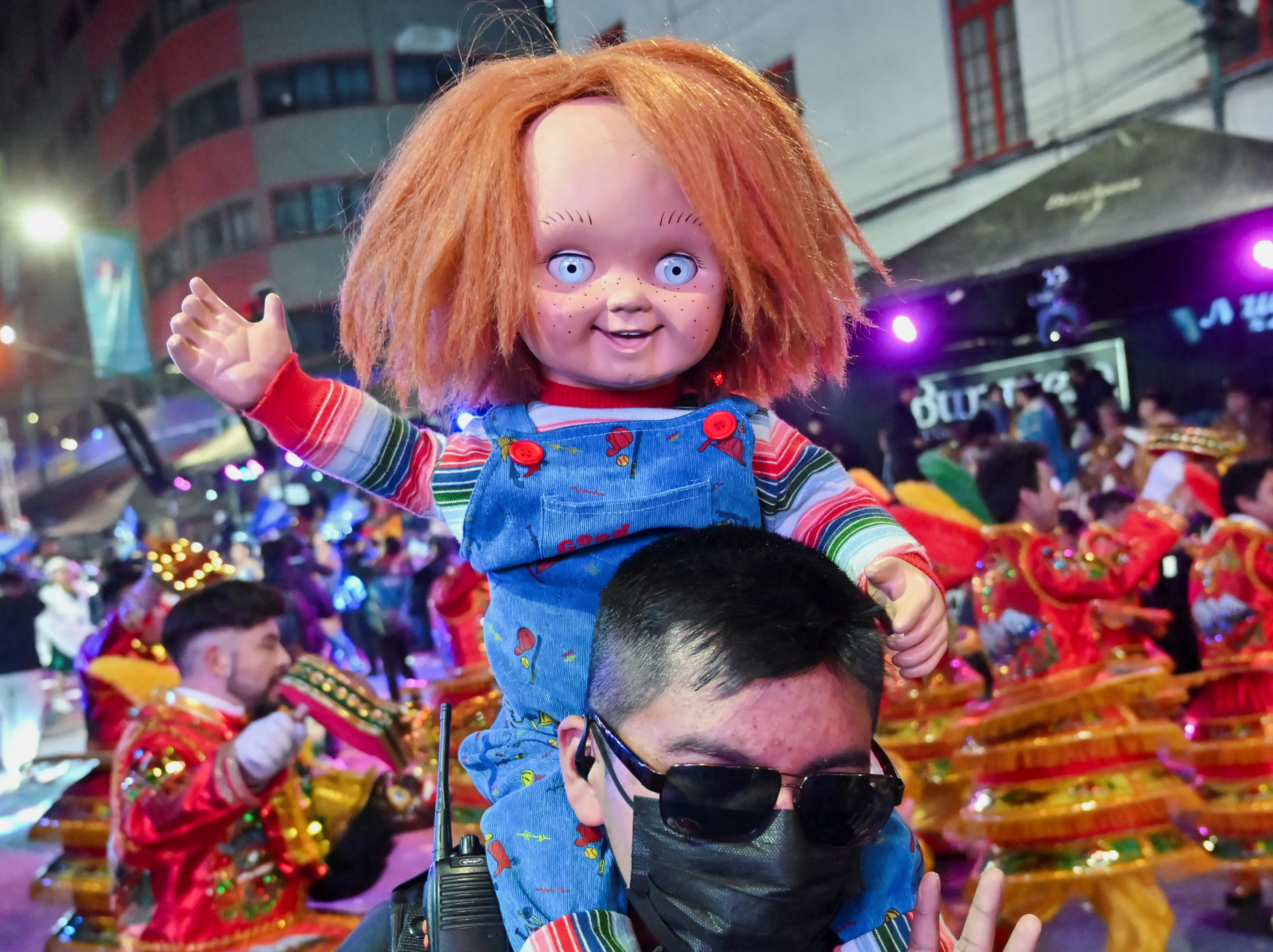 지난 14일(현지시간) 볼리비아 라파스에서 열린 행진 행사에서 한 남성이 처키 인형을 들고 있다. 기사와 직접적인 관련 없음. 로이터 연합뉴스