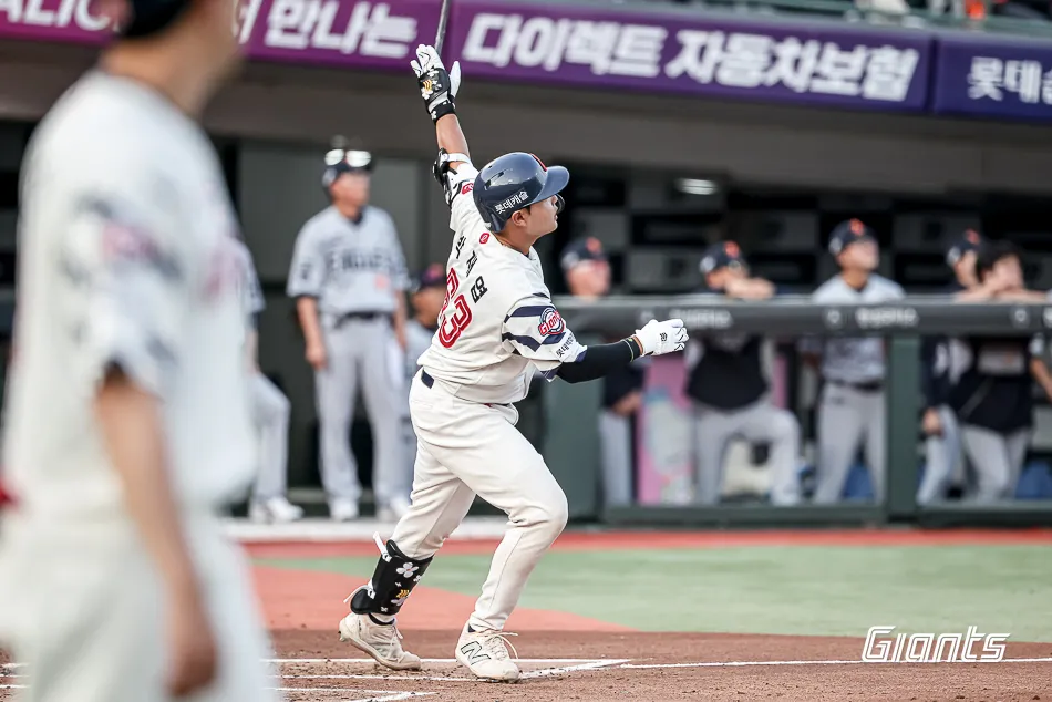 롯데 자이언츠 신인 포수 박재엽이 18일 부산 사직구장에서 열린 한화 이글스와 경기 2회에서 프로 데뷔 첫 홈런을 3점 홈런으로 쏘아 올린 뒤 1루로 달려 나가고 있다. 롯데 자이언츠 제공