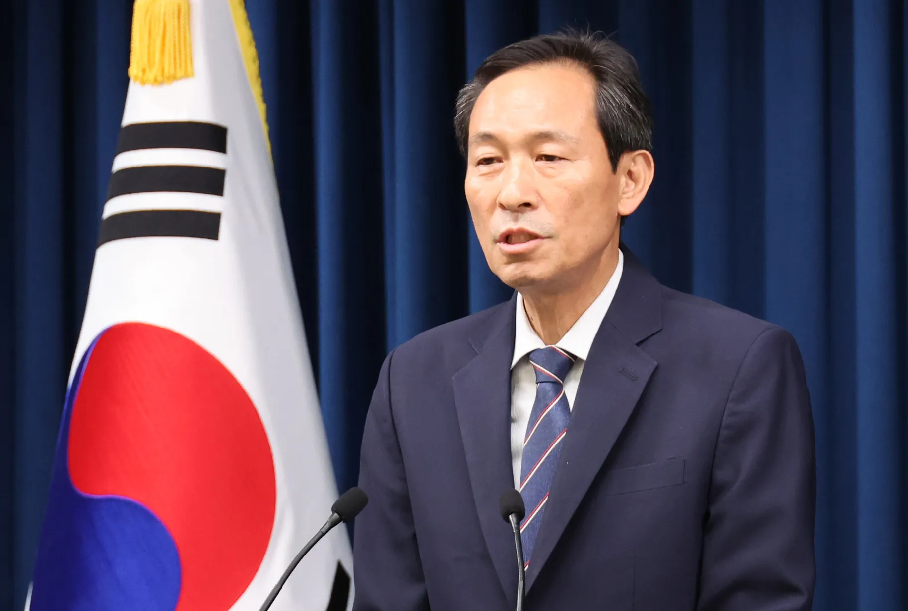 우상호 정무수석, 여야 지도부 오찬 관련 브리핑  우상호 정무수석이 19일 용산 대통령실에서 이재명 대통령과 여야 지도부 오찬 예정 관련 브리핑을 하고 있다. 2025.6.19 연합뉴스