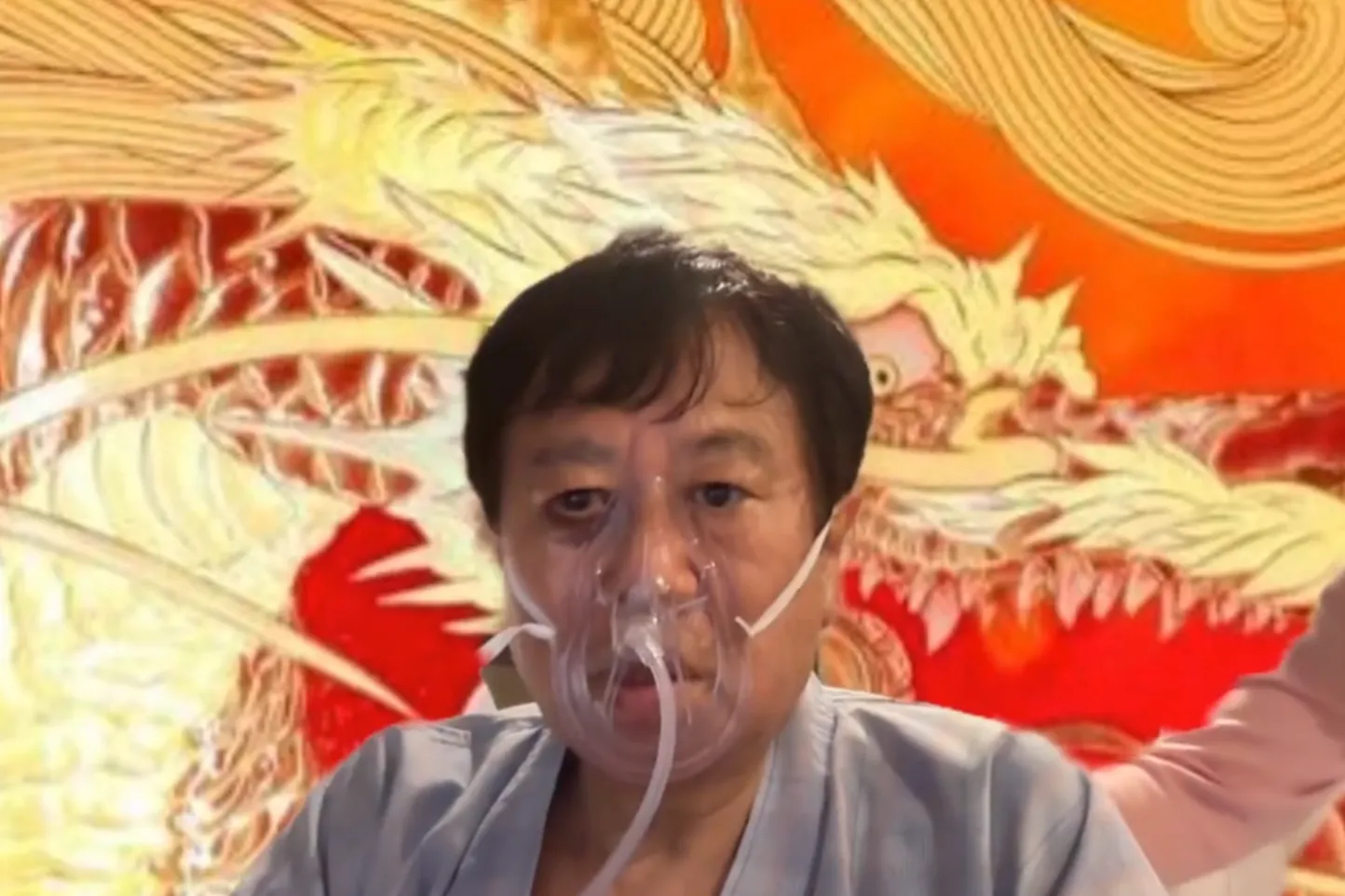 일본 입헌민주당 하라구치 가즈히로 중의원(하원) 의원이 지난 16일 “침대에서 떨어져 부상을 당했다”고 알렸다. 그는 산소호흡기를 낀 채 국제 정세 등에 대한 의견을 내는 영상을 소셜미디어(SNS)에 꾸준히 올리며 지지자들의 호응을 얻고 있다. 하라구치 가즈히로 의원 엑스(X) 캡처