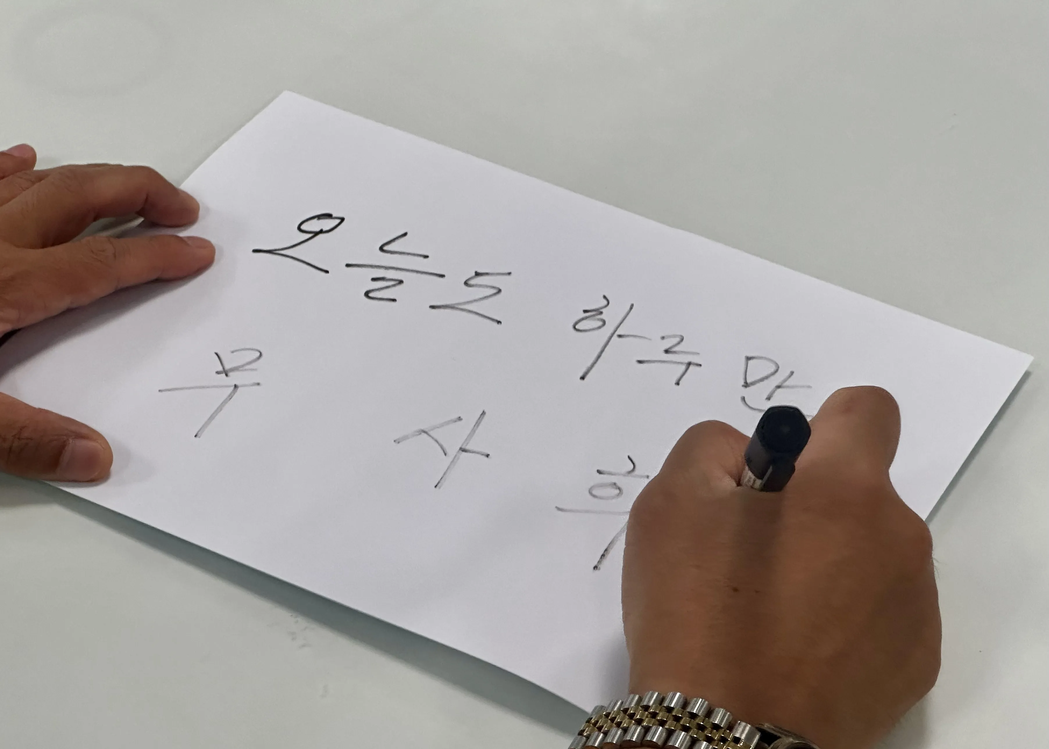 4년 전 약을 끊은 그는 흔들리는 마음을 다잡기 위해 흰 종이에 ‘오늘도 하루만 무사히’라는 문장을 써 내려갔다.
‘리’씨 제공