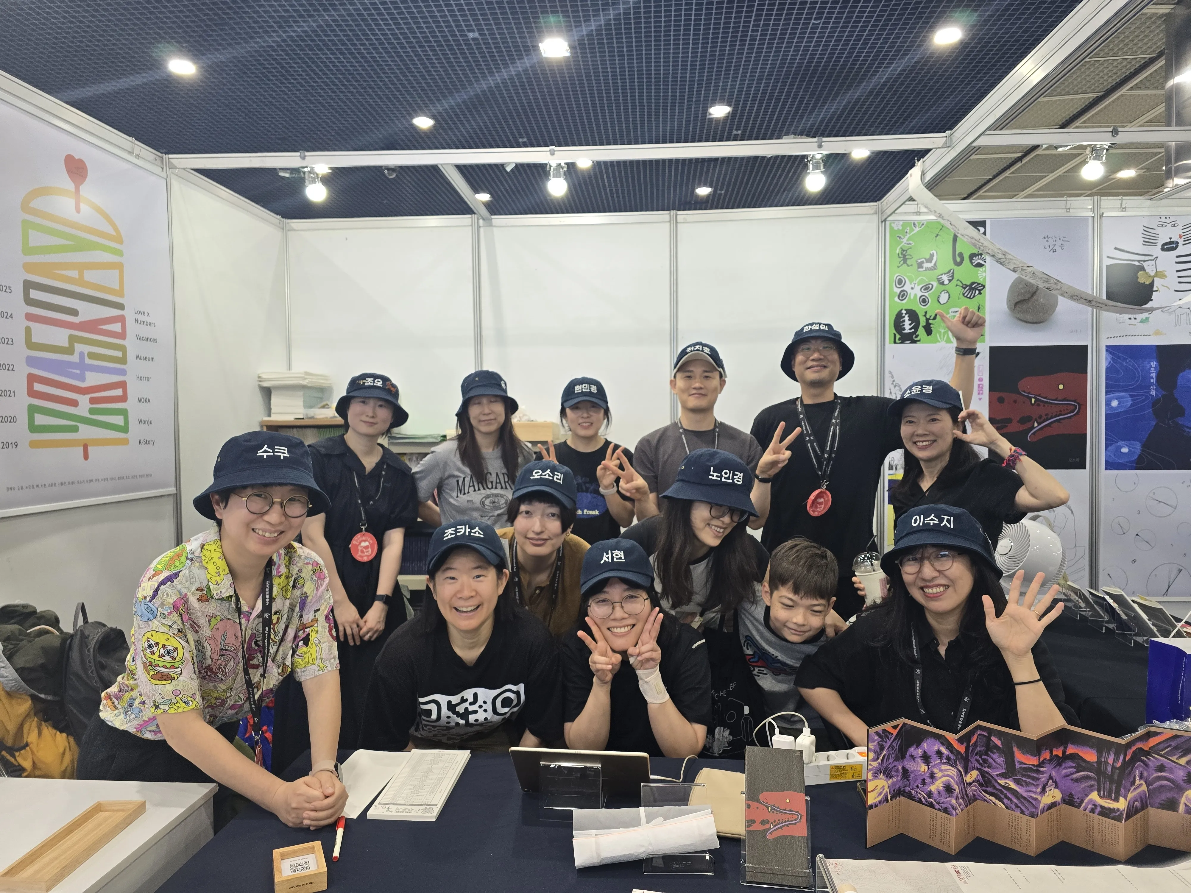 서울국제도서전에 마련된 바캉스 프로젝트 부스에서 만난 작가들.
윤수경 기자