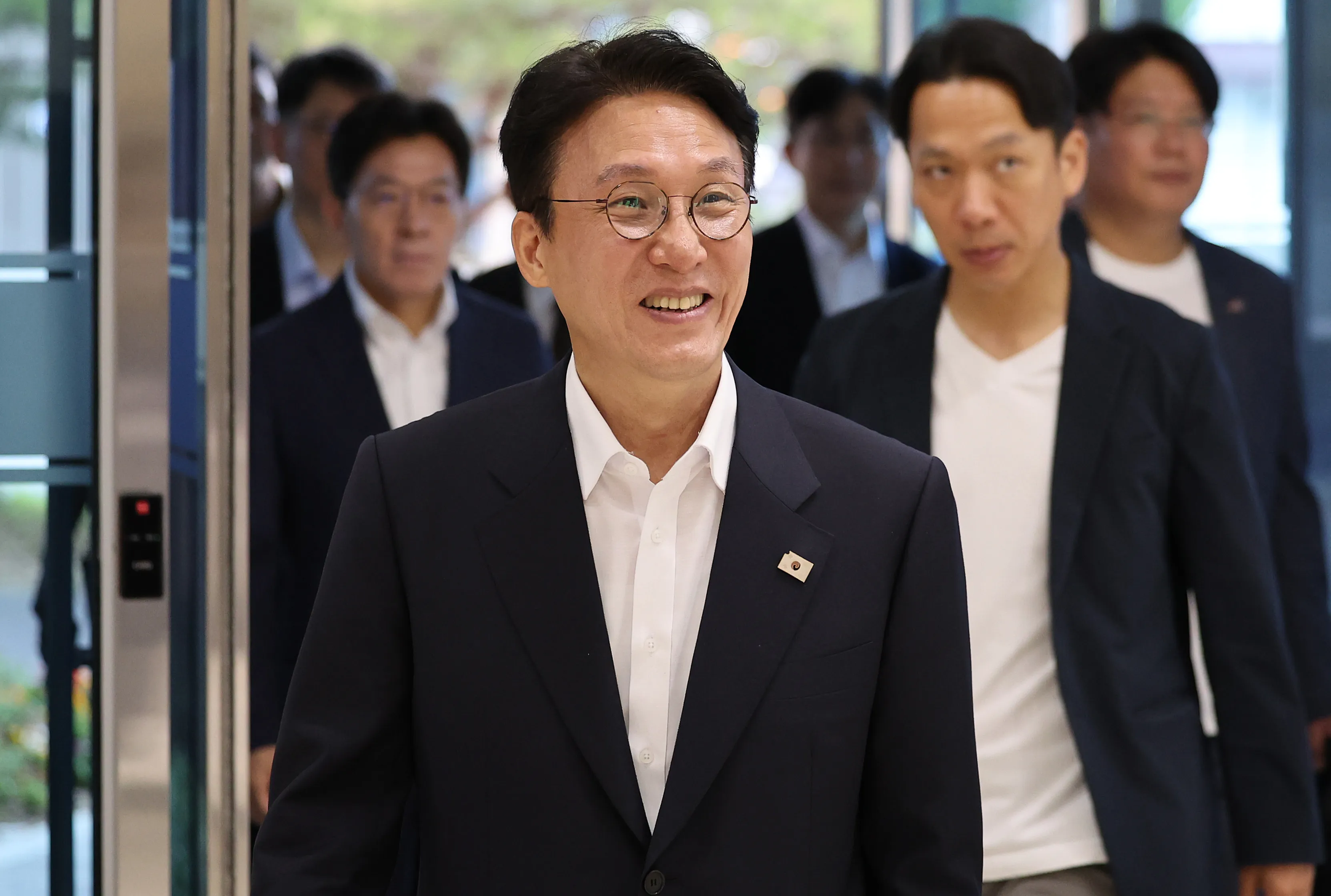 김민석 국무총리 후보자가 20일 대구 수성구 대구디지털혁신진흥원에서 열린 ‘인공지능 전환(AX) 연구거점 조성을 위한 경청 간담회’에 참석하기 위해 이동하고 있다. 2025.6.20 대구 연합뉴스