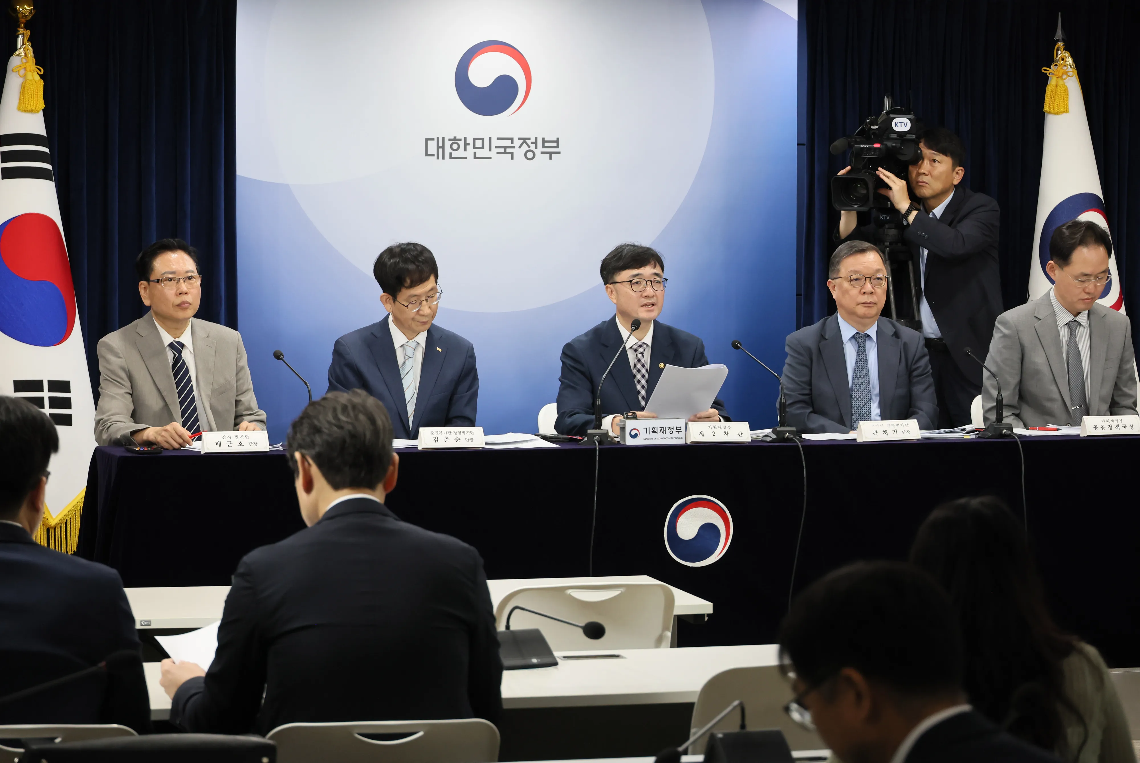 2024년도 공공기관 경영평가 결과는?  임기근 기획재정부 2차관(가운데)이 20일 서울 종로구 정부서울청사에서 2024년도 공공기관 경영평가 결과에 대해 브리핑하고 있다. 2025.6.20. 연합뉴스