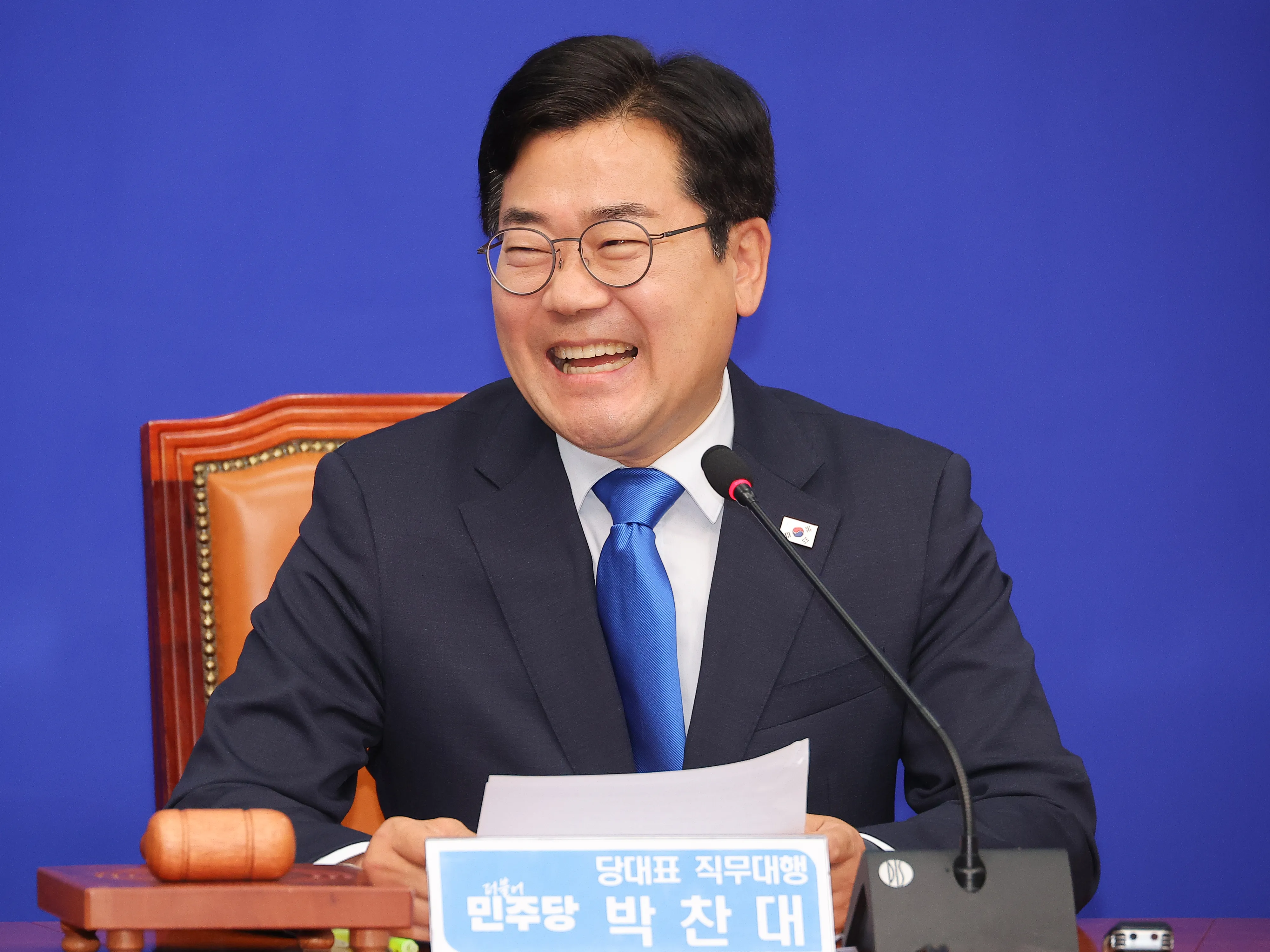 밝은 표정의 박찬대 원내대표  박찬대 더불어민주당 당대표 직무대행 겸 원내대표가 13일 서울 여의도 국회에서 열린 최고위원회의에서 밝은 표정을 짓고 있다. 2025.6.13 연합뉴스