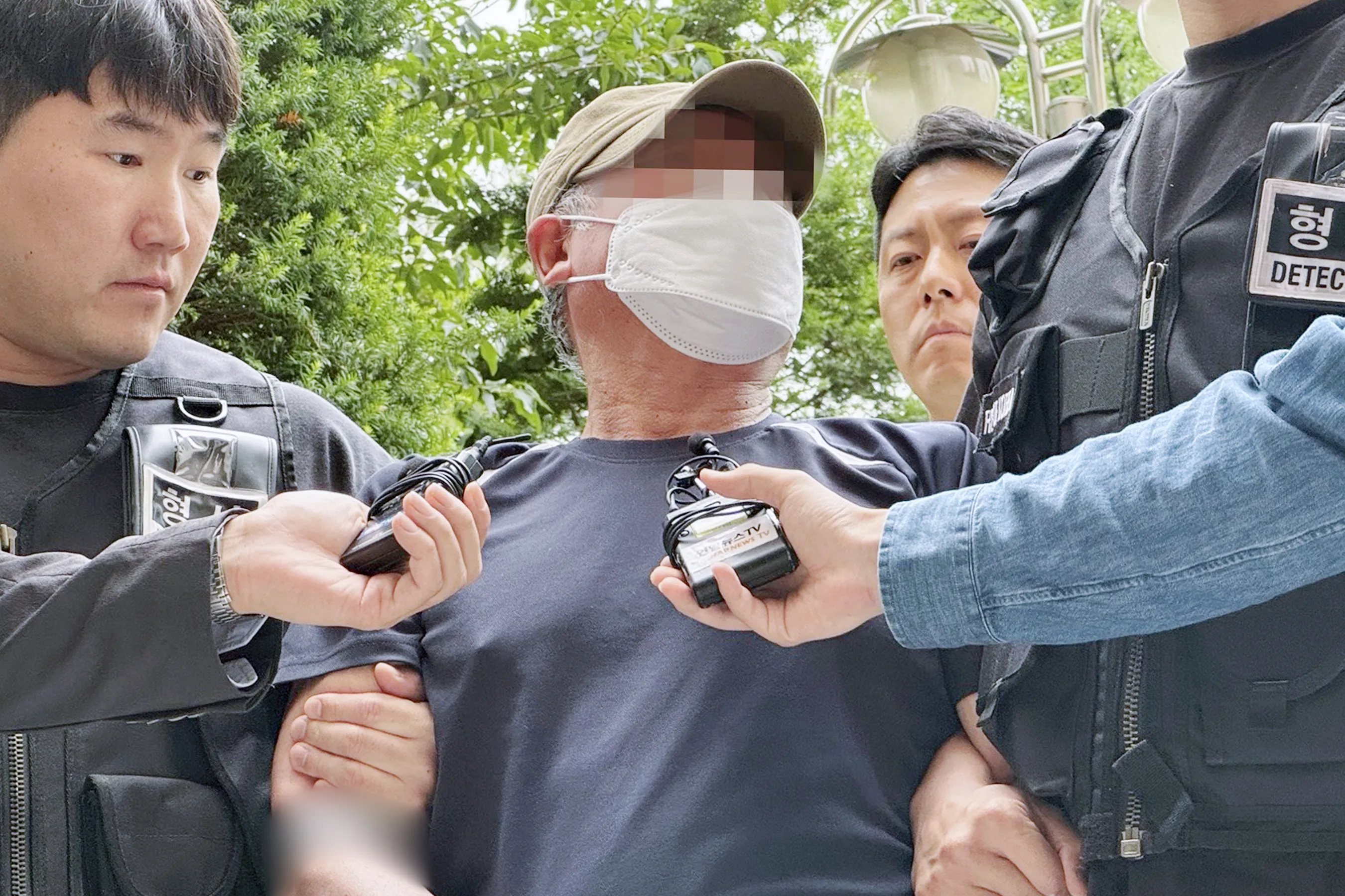 법원의 접근금지 명령 기간이 끝난 지 일주일 만에 아내를 찾아가 흉기로 살해한 혐의를 받는 60대 남성 A씨가 21일 오후 인천 미추홀구 인천지장법원에서 열린 영장실질심사에 출석하고 있다. 2025.6.21 뉴스1