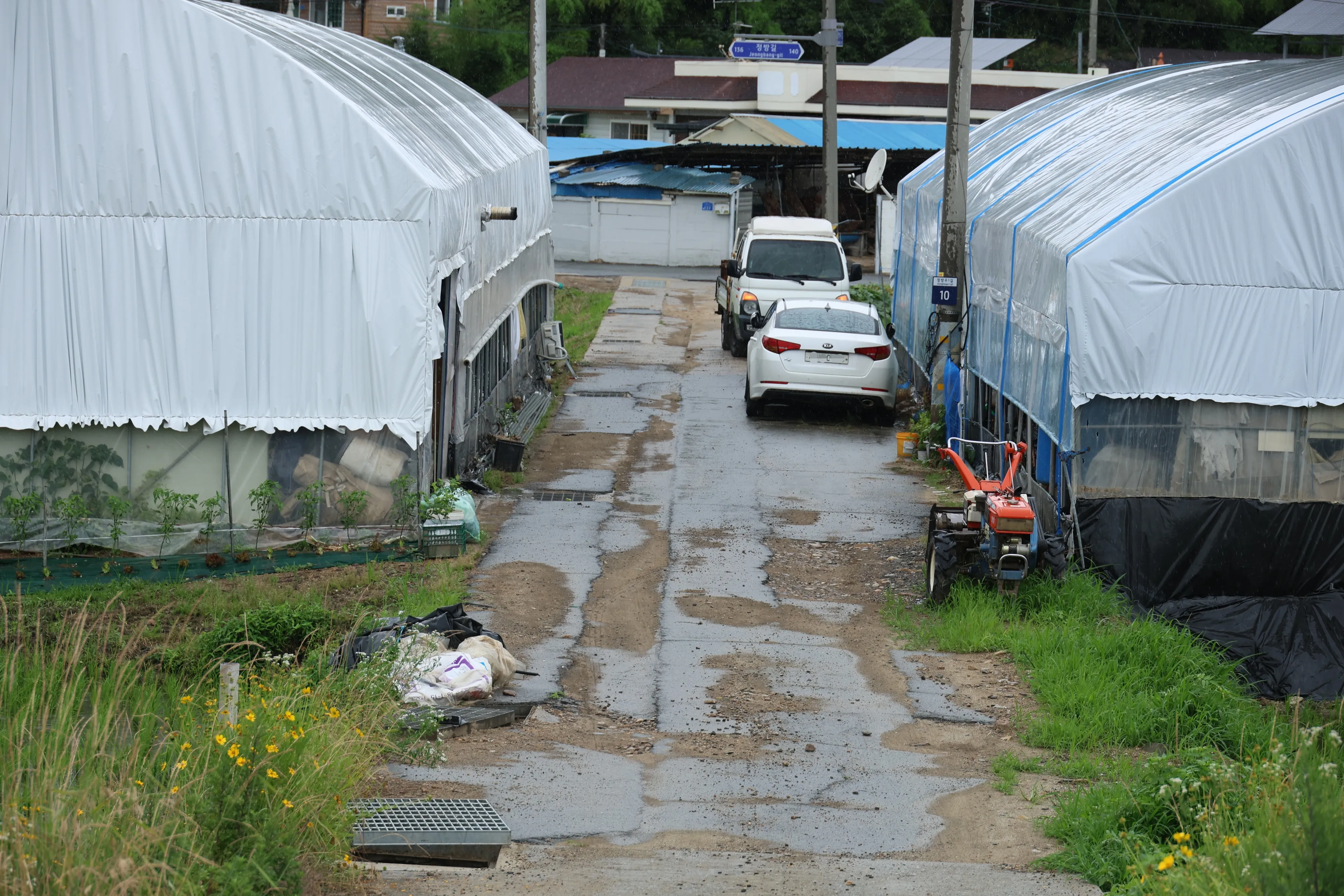 지난해 7월 집중 호우로 갑천 제방이 무너지며 침수 피해를 입은 대전 서구 용촌동 정뱅이마을에 있는 도로 아스팔트가 일부 깨져 있다. 연합뉴스