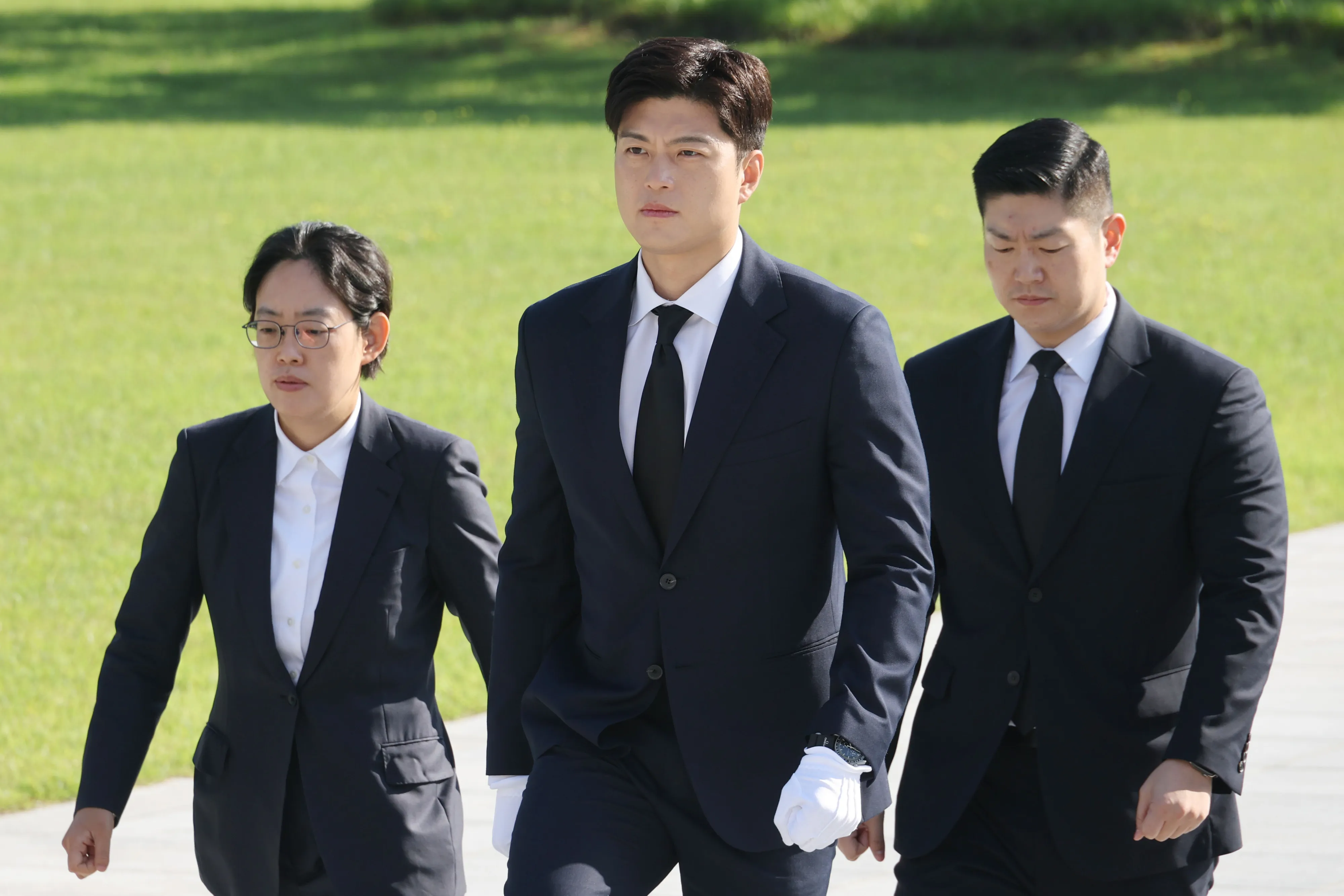 국립서울현충원 찾은 김용태 비대위원장  김용태 국민의힘 비상대책위원장이 22일 오전 서울 동작구 국립서울현충원을 찾아 현충탑에 참배하기 위해 이동하고 있다. 뉴스1