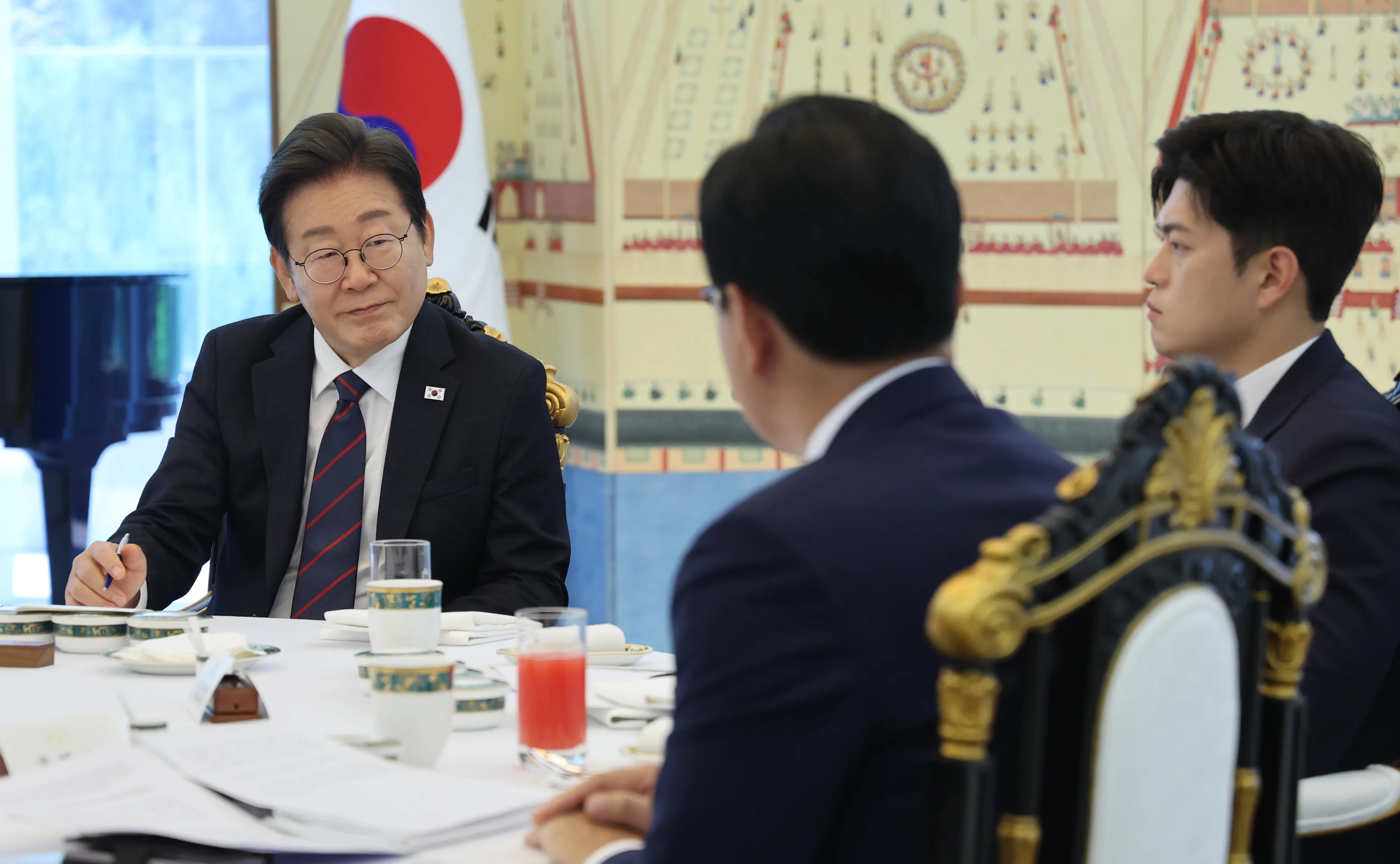 이재명 대통령, 여야지도부 회동  이재명 대통령이 22일 한남동 관저에서 열린 여야 지도부와의 오찬에서 국민의힘 송언석 원내대표(뒷모습)의 발언을 듣고 있다. 오른쪽은 김용태 비대위원장. 2025.6.22 연합뉴스