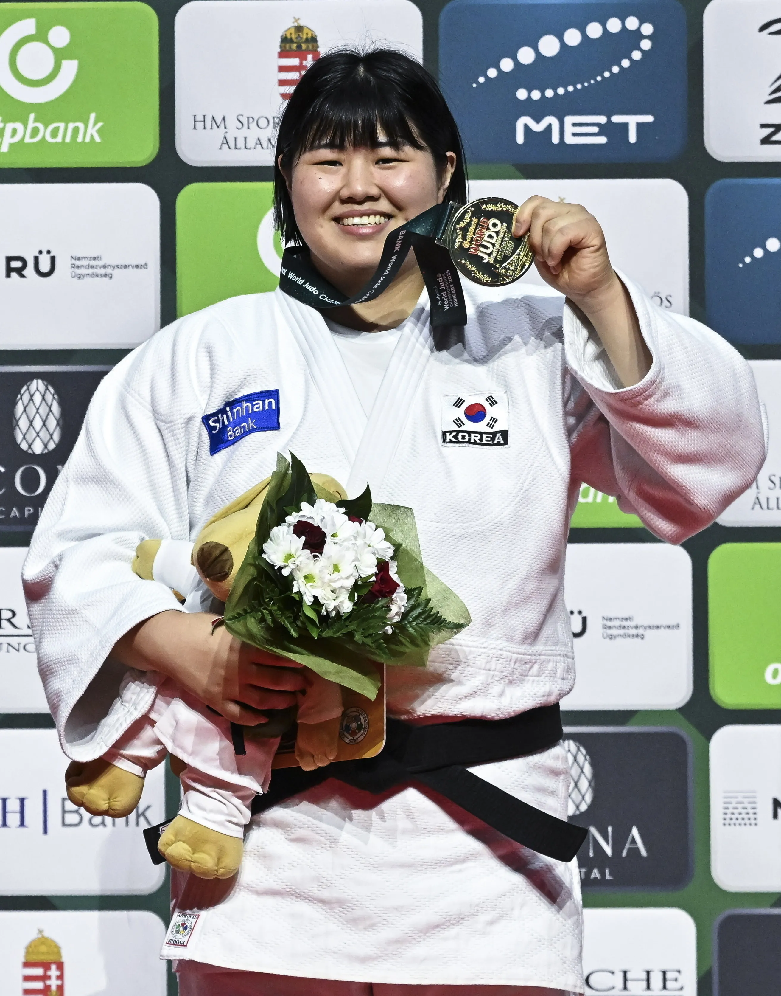 유도 김하윤, 세계선수권 여자 78㎏+급 금메달  김하윤(세계 5위)이 20일(한국시간) 헝가리 부다페스트의 퍼프 라슬로 부다페스트 스포츠 아레나에서 열린 2025 국제유도연맹(IJF) 세계선수권대회 여자 78㎏ 이상급 정상에 올라 시상대에서 금메달을 들고 포즈를 취하고 있다. 김하윤은 결승에서 아라이 마오(7위·일본)를 반칙승으로 꺾고 한국 여자 중량급으로는 34년 만에 이 대회 정상에 올랐다. 2025.06.20. 부다페스트 AP 뉴시스