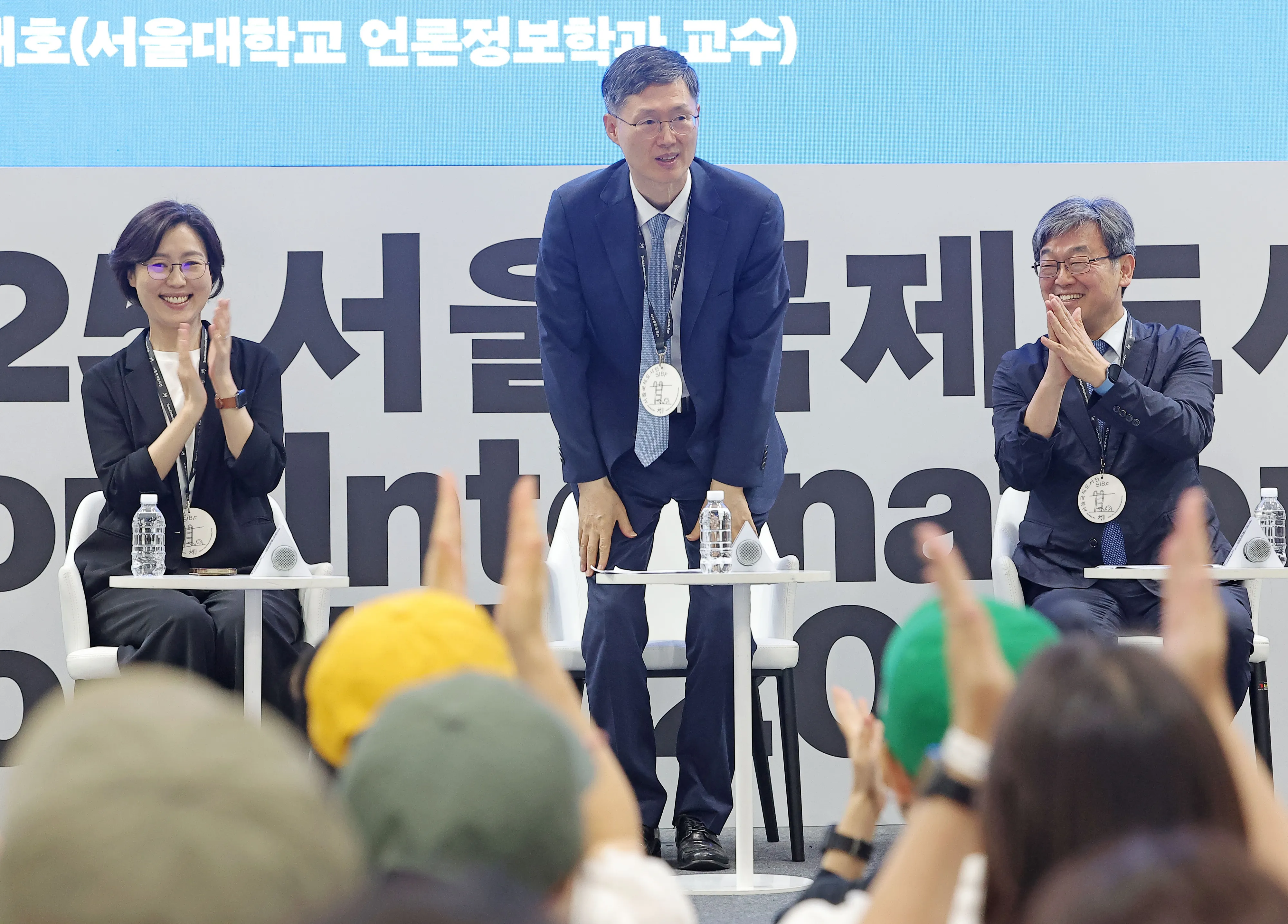 서울국제도서전 북토크 참석한 문형배 전 헌재소장 권한대행  서울국제도서전 북토크 참석한 문형배 전 헌재소장 권한대행
 연합뉴스