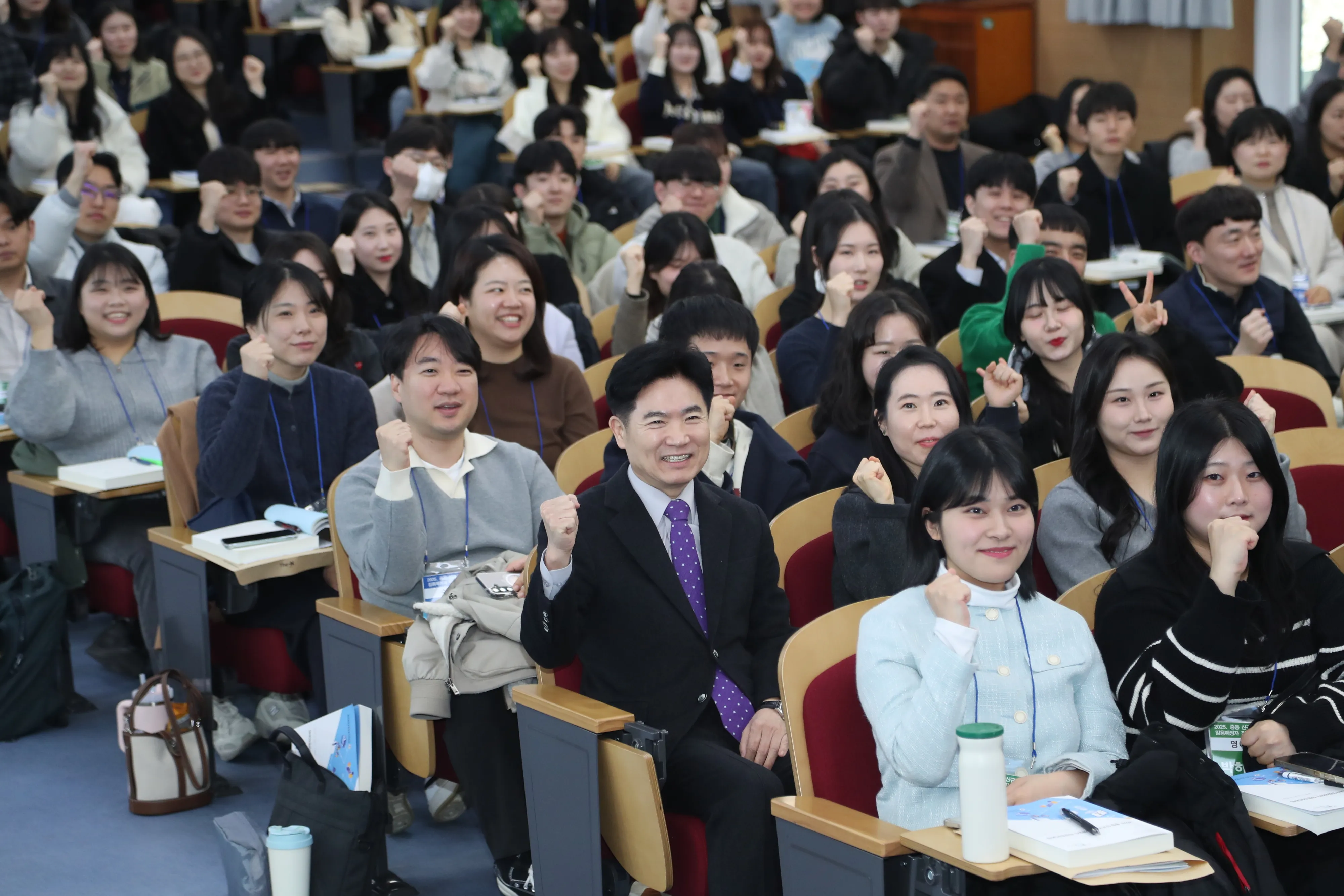 김대중 전남교육감과 신규 교사 임용자들이 파이팅을 외치고 있다.
전남교육청 제공