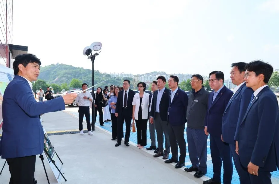 옥재은 의원을 비롯해 서울시의회 주택공간위원회 소속 의원들이 사업추진 현황을 청취하고 있다.