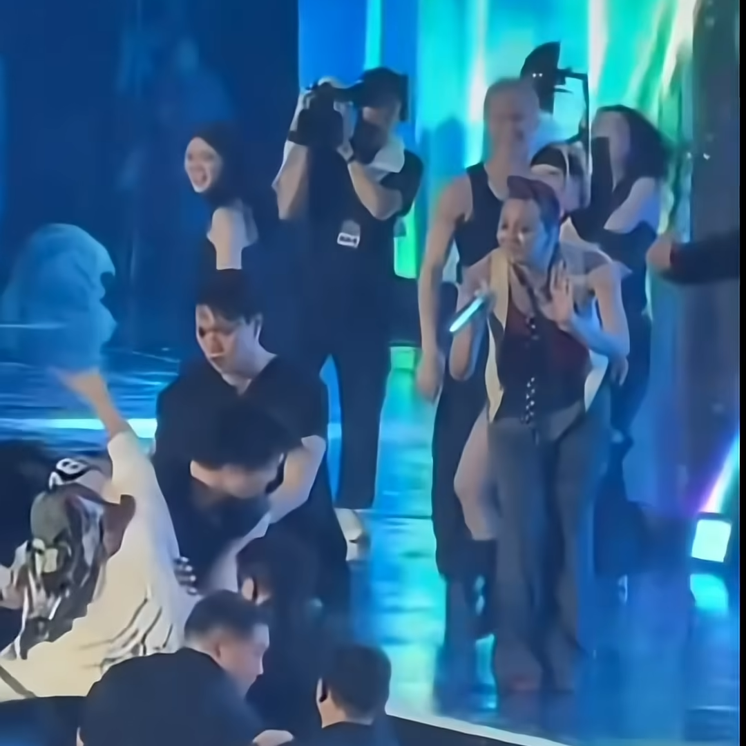 지드래곤이 무대 난입을 시도한 관객에게 진정하라는 제스처를 취하고 있다. 온라인 커뮤니티 캡처