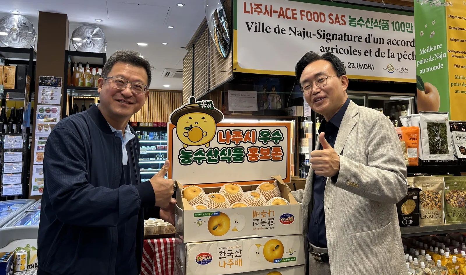 프랑스 파리 에이스마트 루브르점에서 나주배 홍보에 나선 윤병태 나주시장.