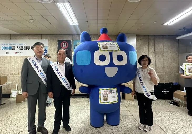 제기동역에서 지하철 에티켓 캠페인에 참여한 이병윤 위원장