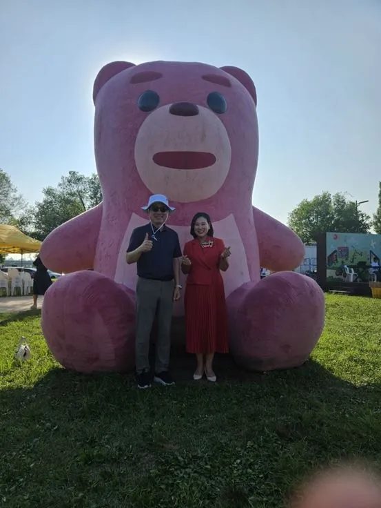 지난 22일 잠원한강공원 압구정·신사 일대에서 열린 ‘2025 책읽는 한강공원–우리 함께 콘서트’에 참석한 이새날 의원(오른쪽)