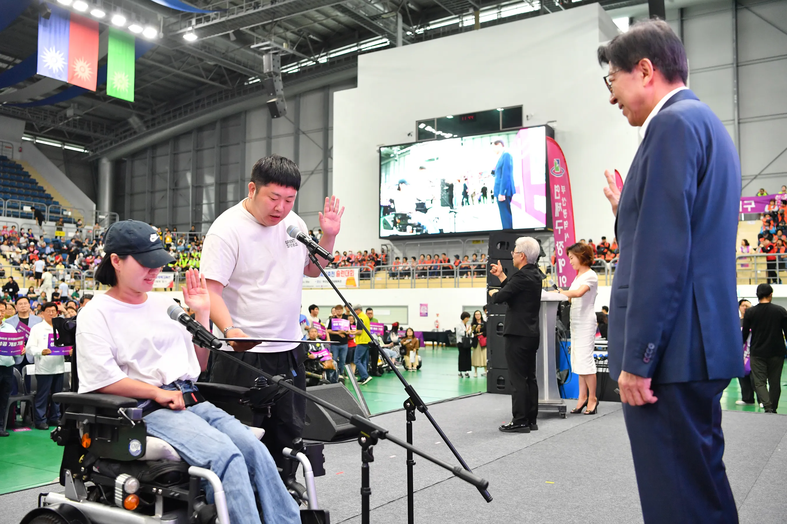 24일 강서체육공원에서 열린 장애인생활체육대축전  개막식에서  박형준 부산시장에게 참가 선수단 대표가 선서를 하고 있다. 부산시제공