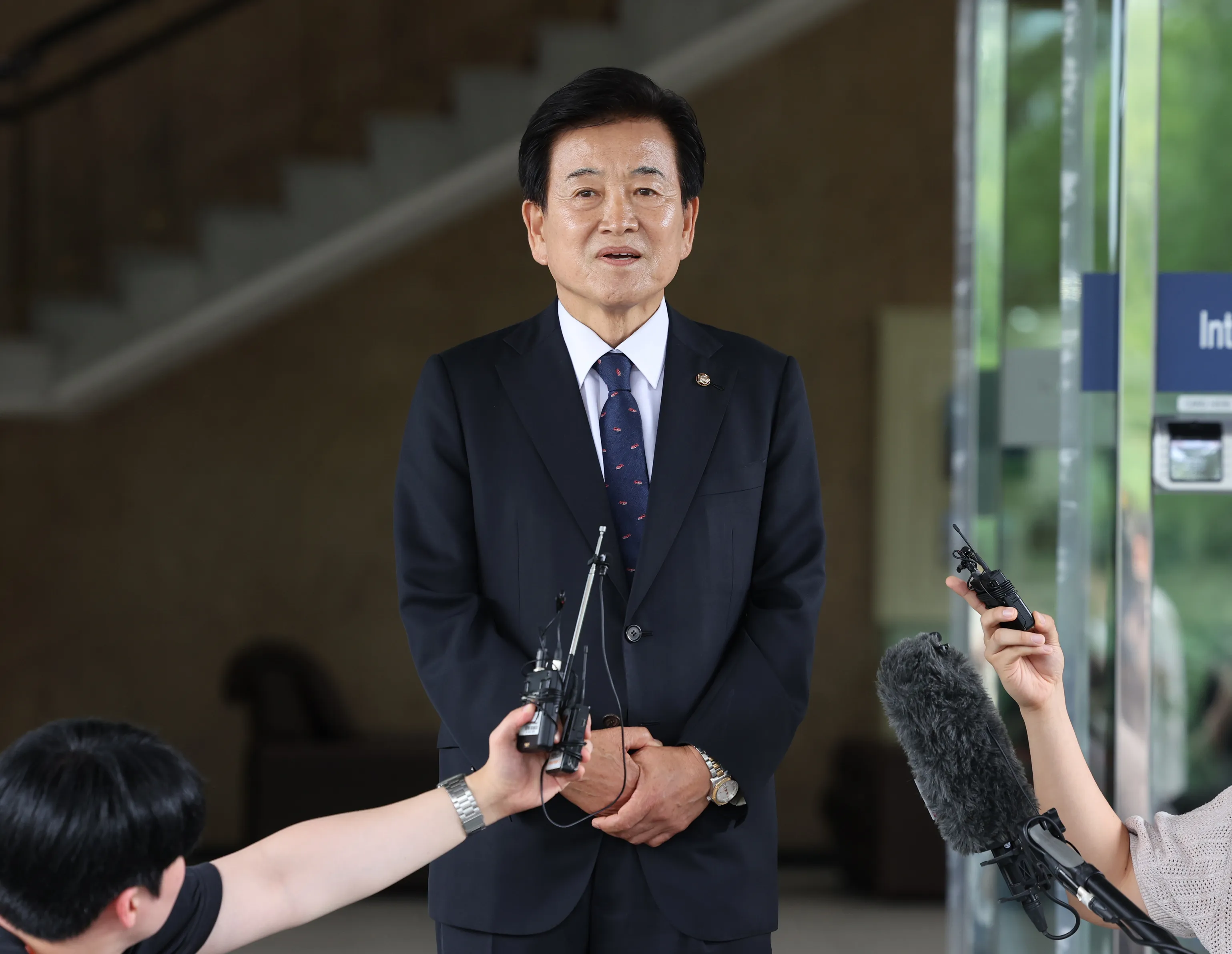 정동영 통일부 장관 후보자가 24일 서울 종로구 남북관계관리단에 마련된 인사청문회 준비사무실로 들어서며 취재진의 질문에 답하고 있다. 2025.6.24 연합뉴스