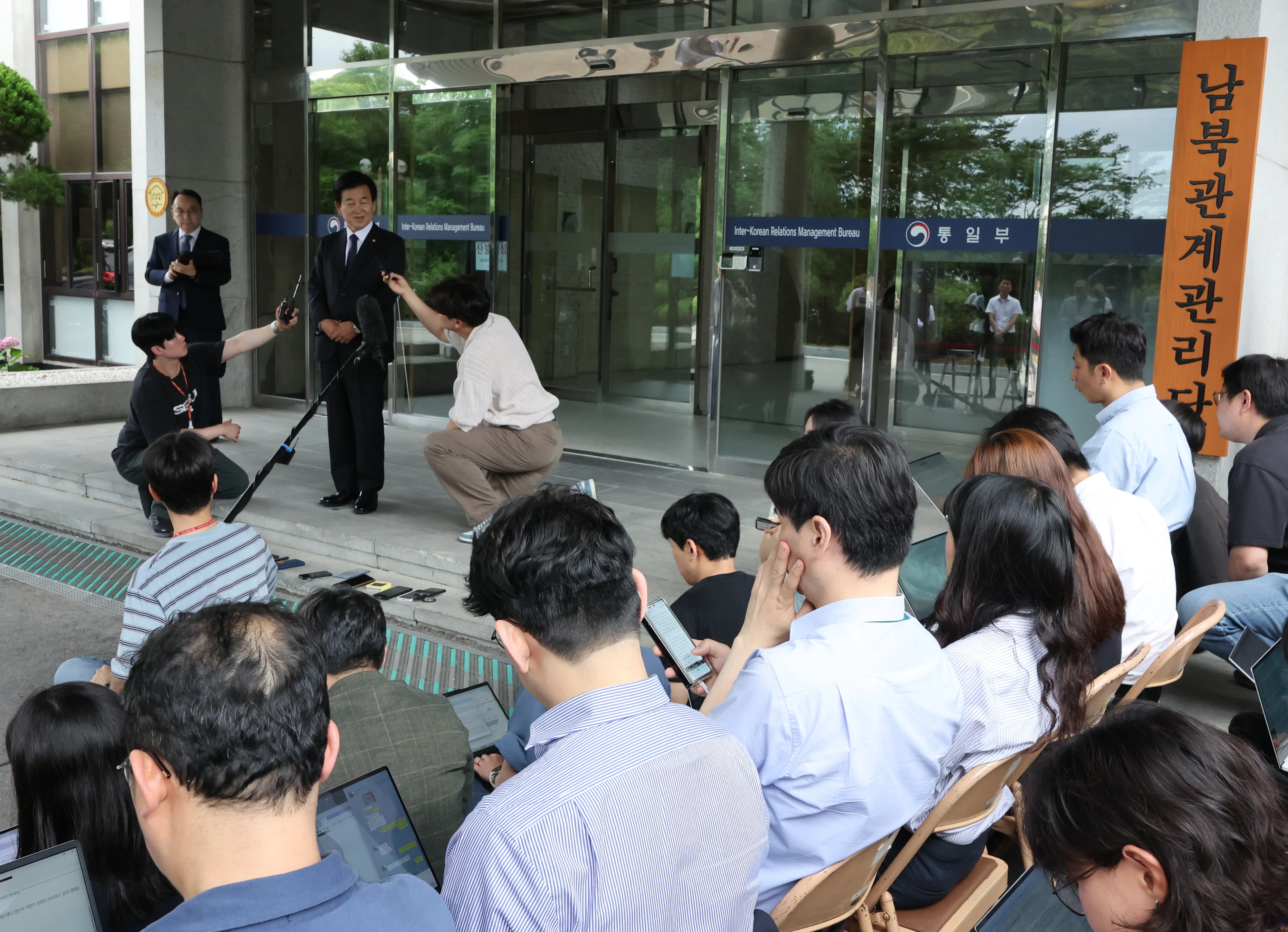 정동영 통일부 장관 후보자가 24일 서울 종로구 남북관계관리단에 마련된 인사청문회 준비사무실로 들어서며 취재진의 질문에 답하고 있다. 2025.6.24 연합뉴스