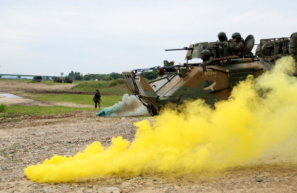 24일 경기도 여주시 남한강 일대에서 열린 제30기갑여단 도하훈련에서 K200 장갑차가 강습 도하를 하고 있다.  이날 제30기갑여단 쌍용대대 도하훈련에는 궤도장비 42대와 장병 320여명이 투입됐다. 2025.6.24  연합뉴스