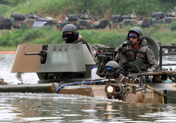 24일 경기도 여주시 남한강 일대에서 열린 제30기갑여단 도하훈련에서 K200 장갑차가 강습 도하를 하고 있다.  이날 제30기갑여단 쌍용대대 도하훈련에는 궤도장비 42대와 장병 320여명이 투입됐다. 2025.6.24  연합뉴스