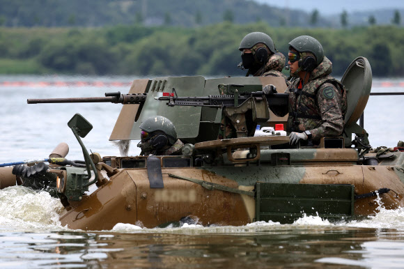 24일 경기도 여주시 남한강 일대에서 열린 제30기갑여단 도하훈련에서 K200 장갑차가 강습 도하를 하고 있다.  이날 제30기갑여단 쌍용대대 도하훈련에는 궤도장비 42대와 장병 320여명이 투입됐다. 2025.6.24  연합뉴스
