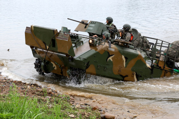 24일 경기도 여주시 남한강 일대에서 열린 제30기갑여단 도하훈련에서 K200 장갑차가 강습 도하를 하고 있다.  이날 제30기갑여단 쌍용대대 도하훈련에는 궤도장비 42대와 장병 320여명이 투입됐다. 2025.6.24  연합뉴스