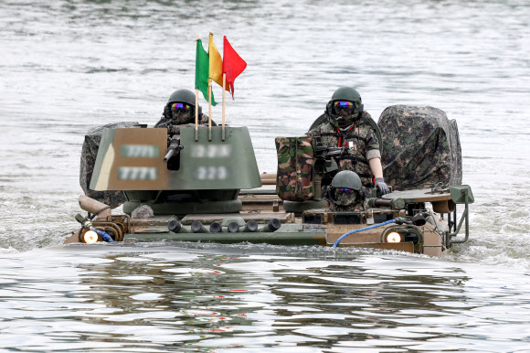 24일 경기도 여주시 남한강 일대에서 열린 제30기갑여단 도하훈련에서 K200 장갑차가 강습 도하를 하고 있다.  이날 제30기갑여단 쌍용대대 도하훈련에는 궤도장비 42대와 장병 320여명이 투입됐다. 2025.6.24  연합뉴스