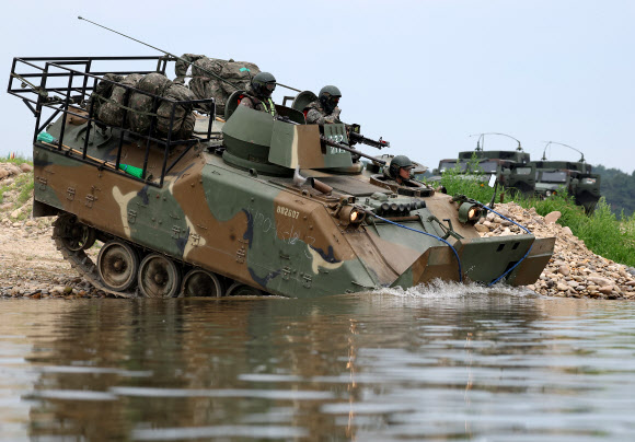 24일 경기도 여주시 남한강 일대에서 열린 제30기갑여단 도하훈련에서 K200 장갑차가 강습 도하를 하고 있다.  이날 제30기갑여단 쌍용대대 도하훈련에는 궤도장비 42대와 장병 320여명이 투입됐다. 2025.6.24  연합뉴스