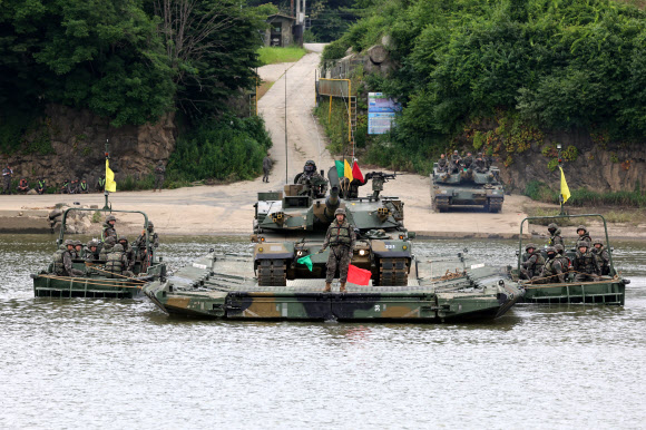 24일 경기도 파주시 임진강에서 실시된 육군 1군단 도하훈련에서 육군 2기갑여단 K1A2 전차가 1공병여단의 문교를 이용해 강을 건너고 있다.  이날 훈련에는 1군단 예하 2기갑여단과 1공병여단, 11화생방대대 등이 참여해 K1A2 전차와 K200A1 장갑차가 임진강을 건너 목표 지점에 도달하는 내용으로 진행됐다. 2025.6.24 연합뉴스