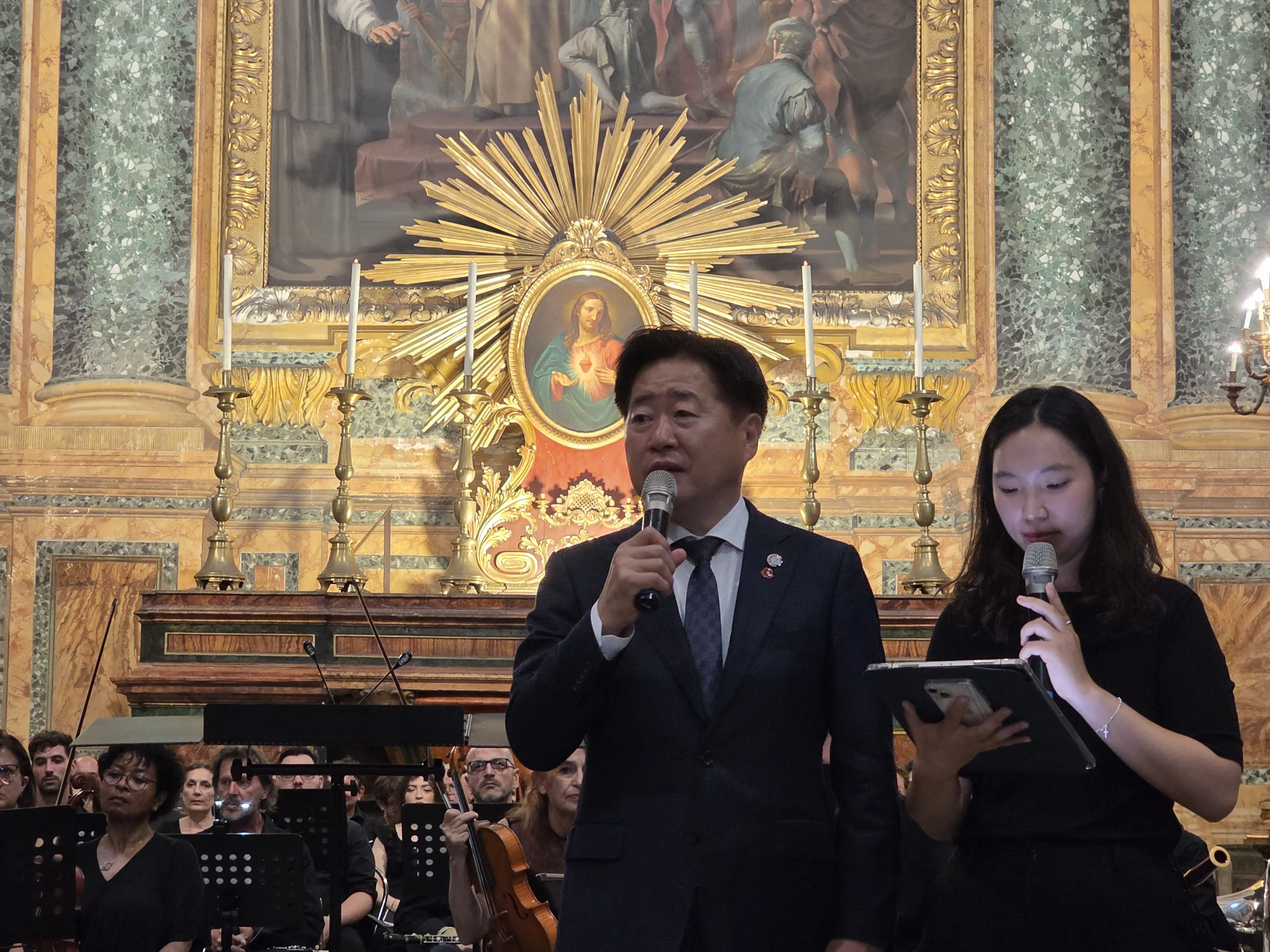 제주4·3평화레퀴엠 공연에 앞서 오영훈 지사가 문창우 주교가 집전한 ‘한국을 위한 미사’에 참석해 제주4·3 희생자들의 안식을 기원하고 있다. 제주도 제공
