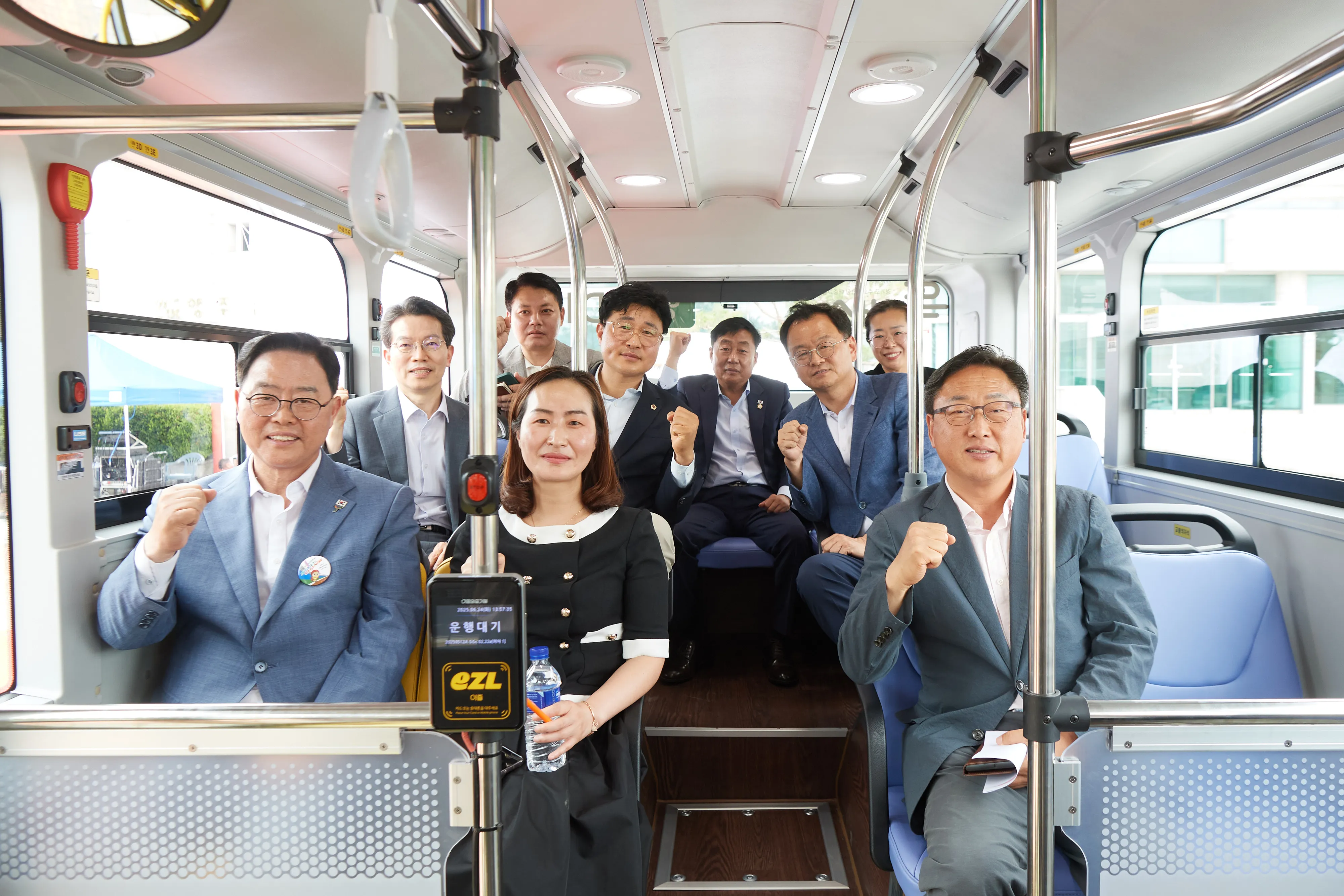 백석읍 문화예술회관에서 홍죽리~복지리~양주역까지 운행하는 1구역 노선형 똑버스(백석A)에 시승한 이영주 의원. (사진=경기도의회)