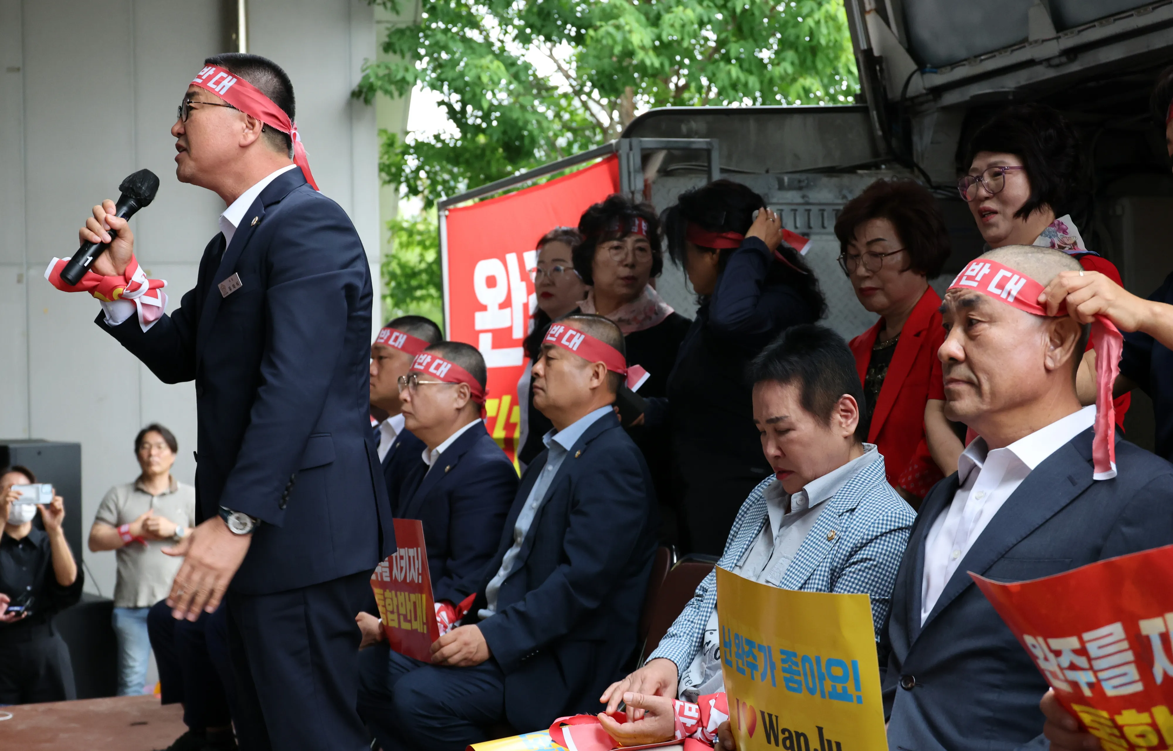 유의식 완주군의회 의장(가운데)을 비롯한 의원 10명이 전주·완주 통합을 반대하며 삭발하고 있다. 연합뉴스