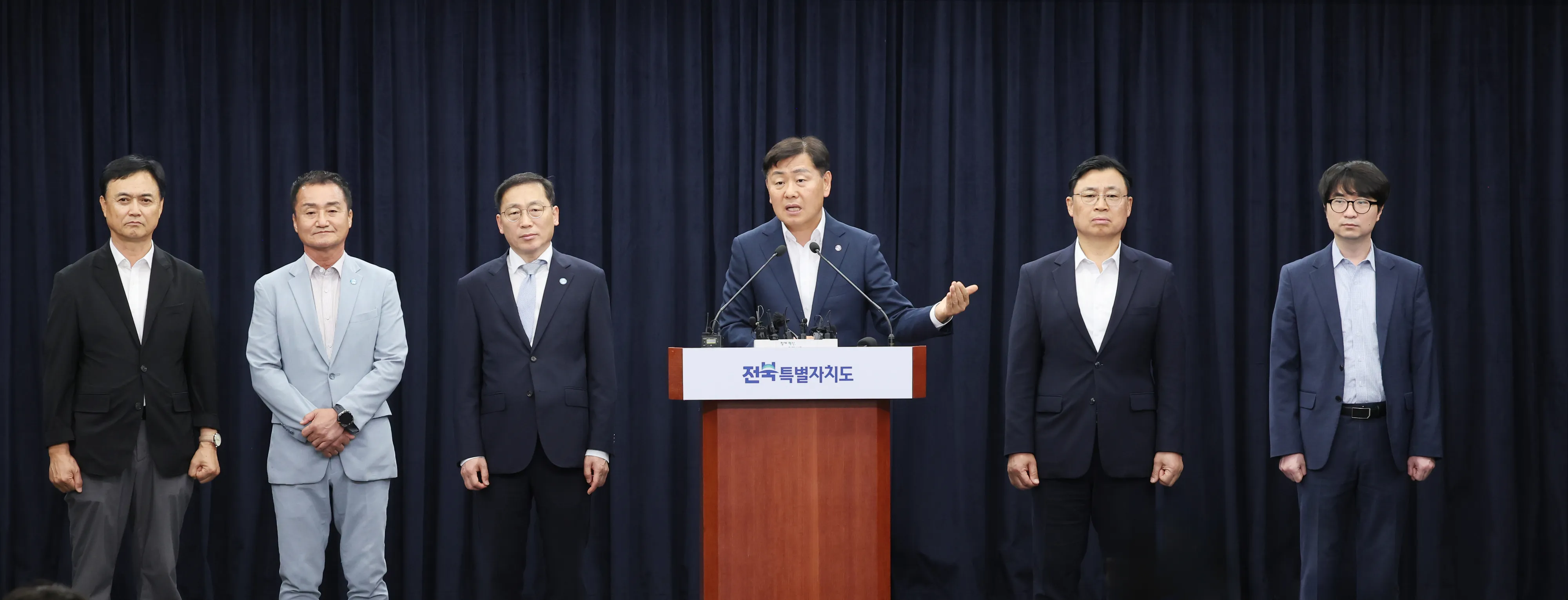김관영 전북특별자치도자사가 25일 오후 전북도청 브리핑룸에서 완주군민과의 대화가 무산된 것과 관련해 기자회견을 하고 있다. 전북도 제공